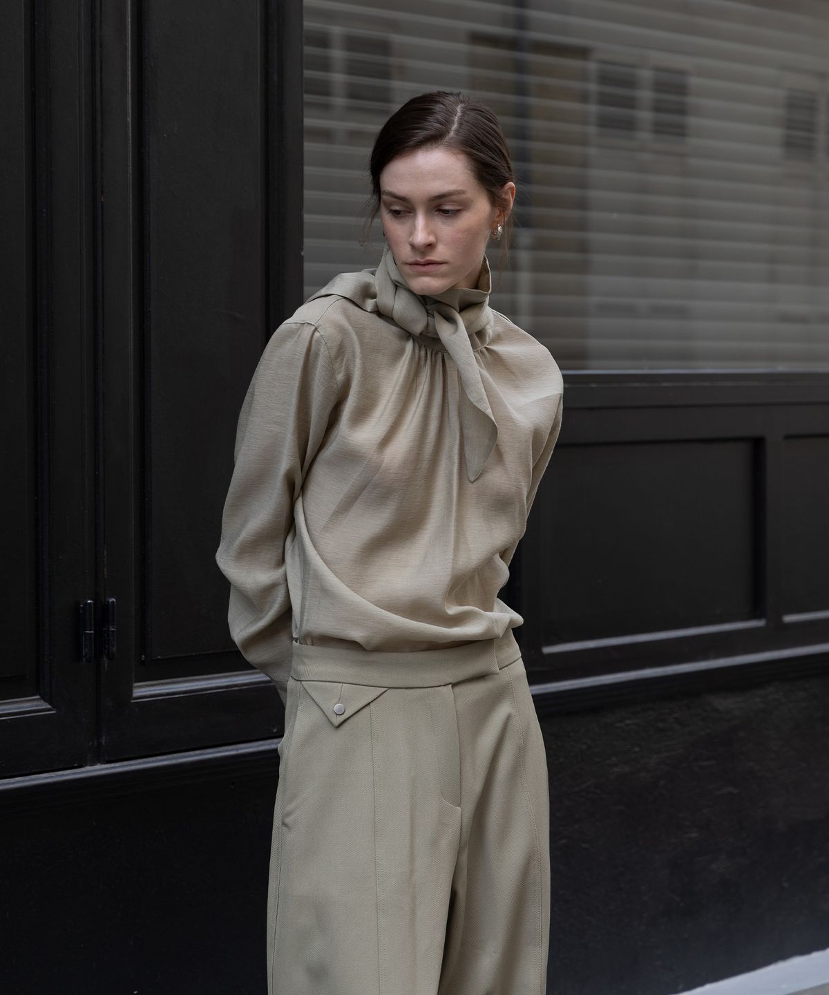 가더(GARDER) Lune tie blouse (Khaki)