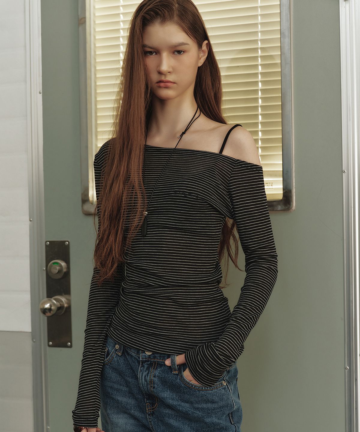 닉앤니콜(NICK&NICOLE) STRIPE DRAPE NECK TOP_BLACK