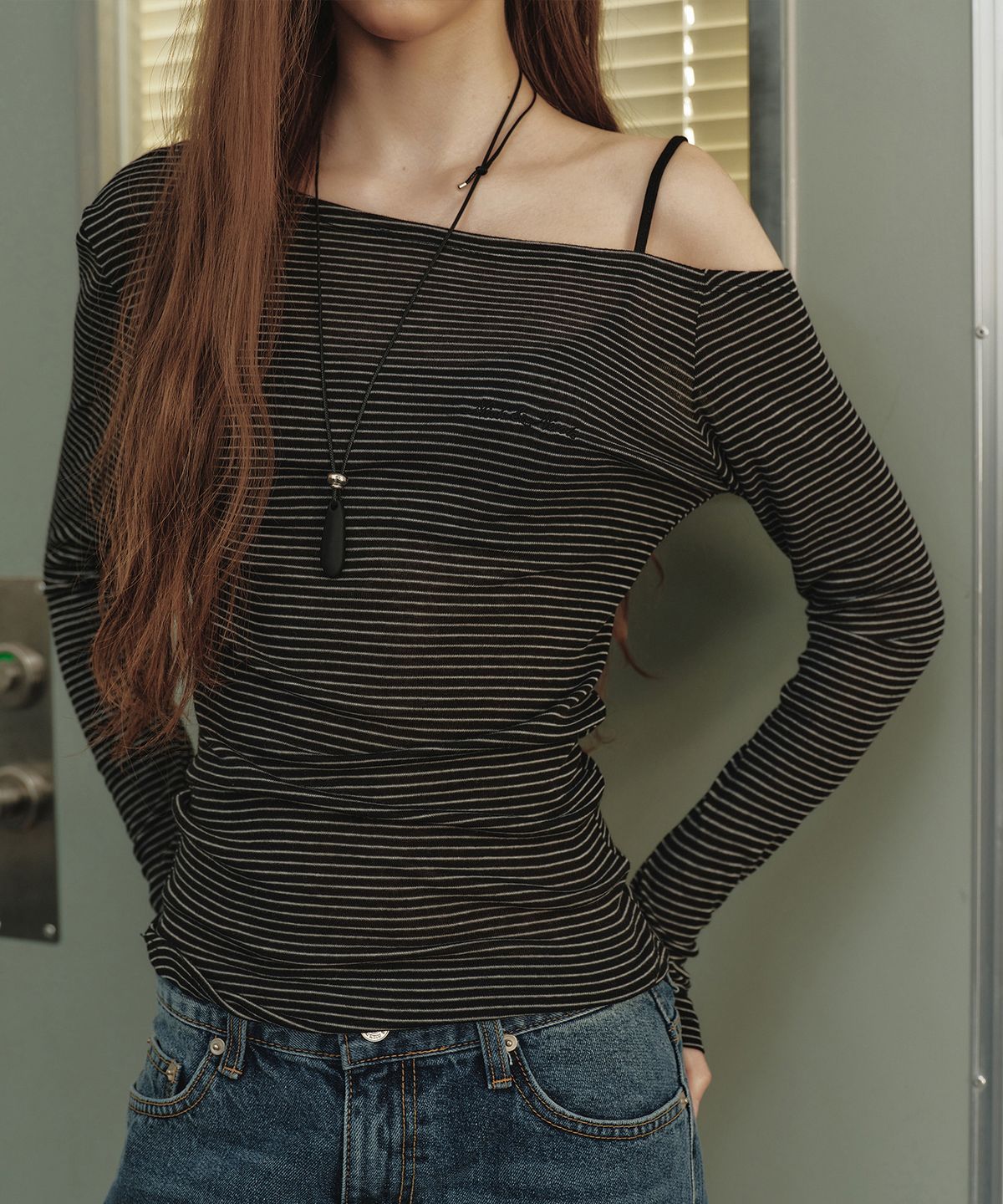 닉앤니콜(NICK&NICOLE) STRIPE DRAPE NECK TOP_BLACK