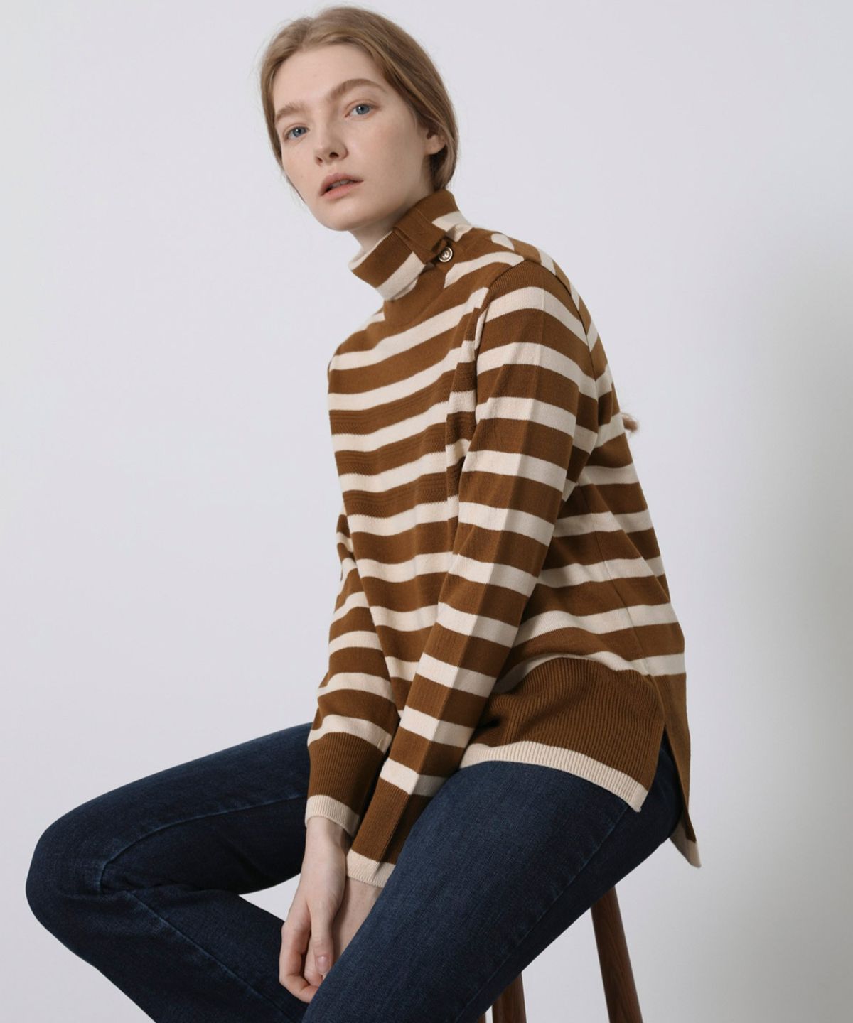 비비올리비아(VVOLIVIA) 스트라이프 터틀넥_VVCBLYW9471