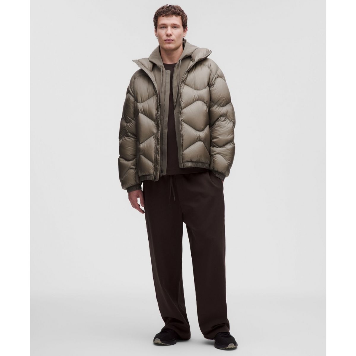 룰루레몬(LULULEMON) 멘즈 페더웨이트 스탠드넥 퀼티드 푸퍼  CYFR