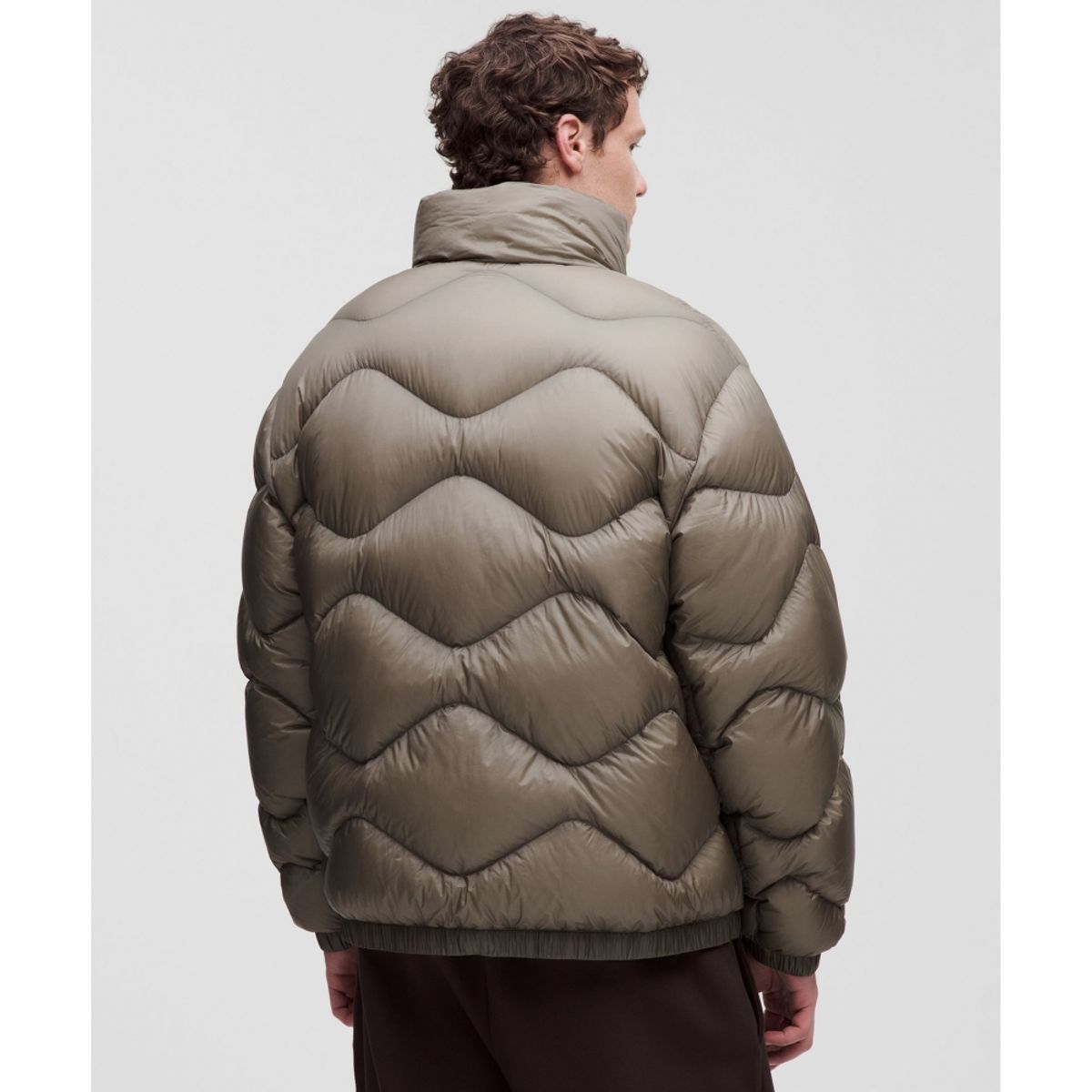 룰루레몬(LULULEMON) 멘즈 페더웨이트 스탠드넥 퀼티드 푸퍼  CYFR