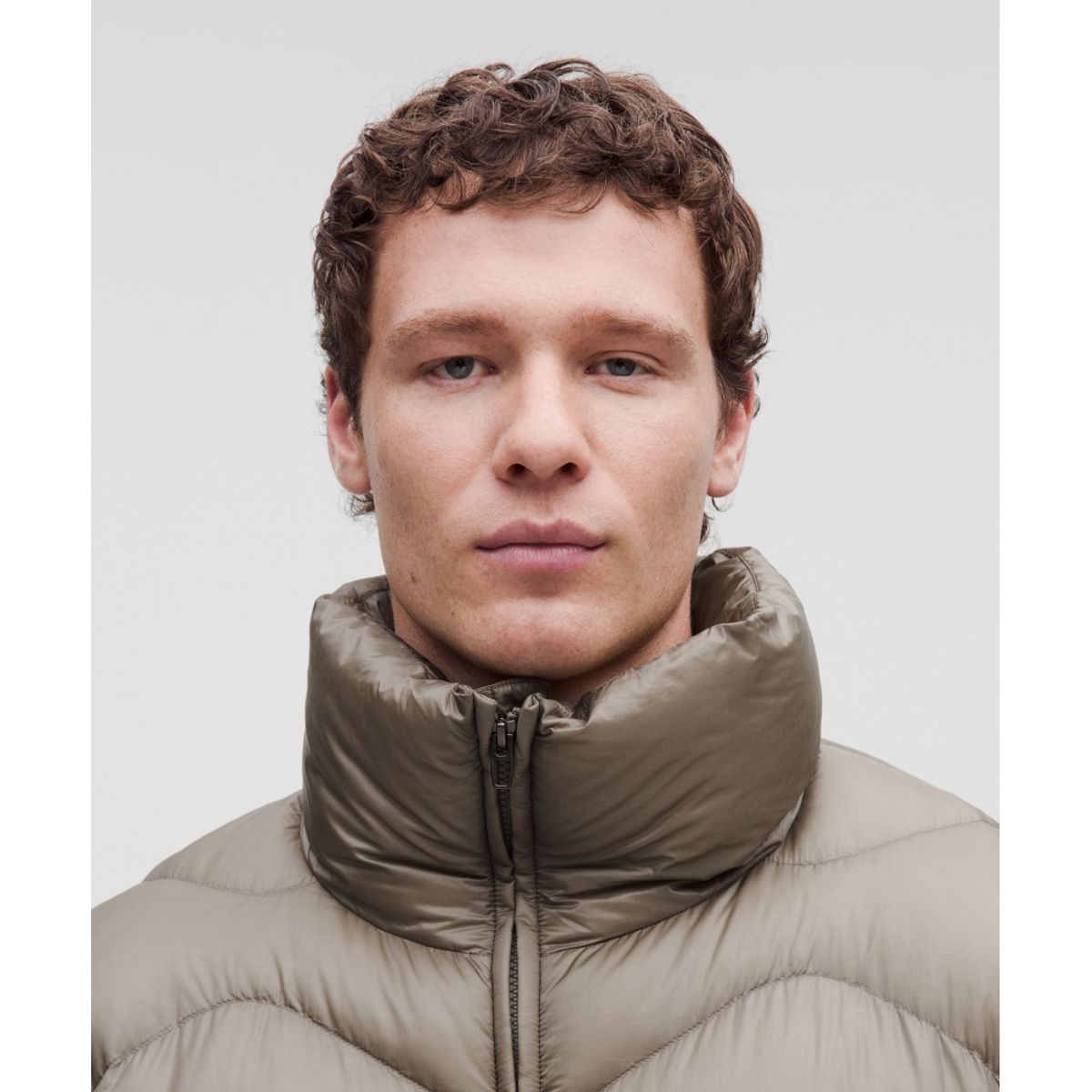 룰루레몬(LULULEMON) 멘즈 페더웨이트 스탠드넥 퀼티드 푸퍼  CYFR
