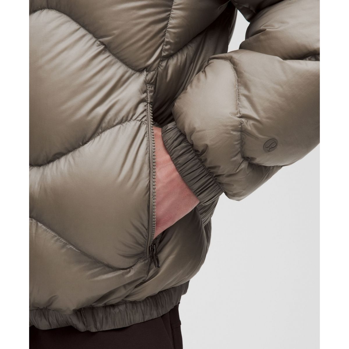 룰루레몬(LULULEMON) 멘즈 페더웨이트 스탠드넥 퀼티드 푸퍼  CYFR