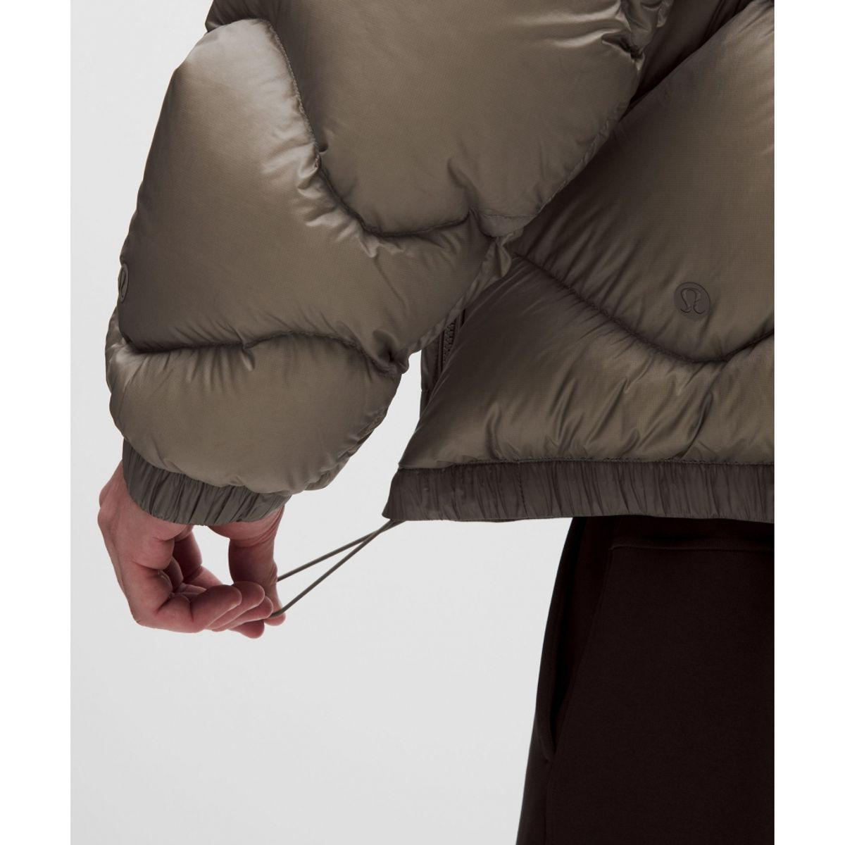 룰루레몬(LULULEMON) 멘즈 페더웨이트 스탠드넥 퀼티드 푸퍼  CYFR