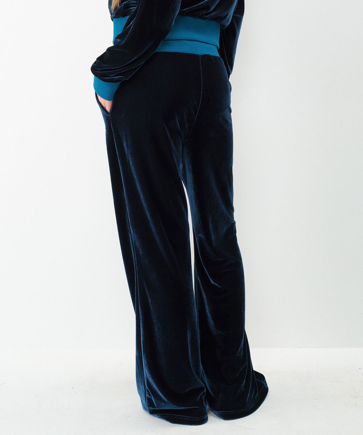 아메스 월드와이드(AMES-WORLDWIDE) HOTFIX VELOUR PANTS BLUE