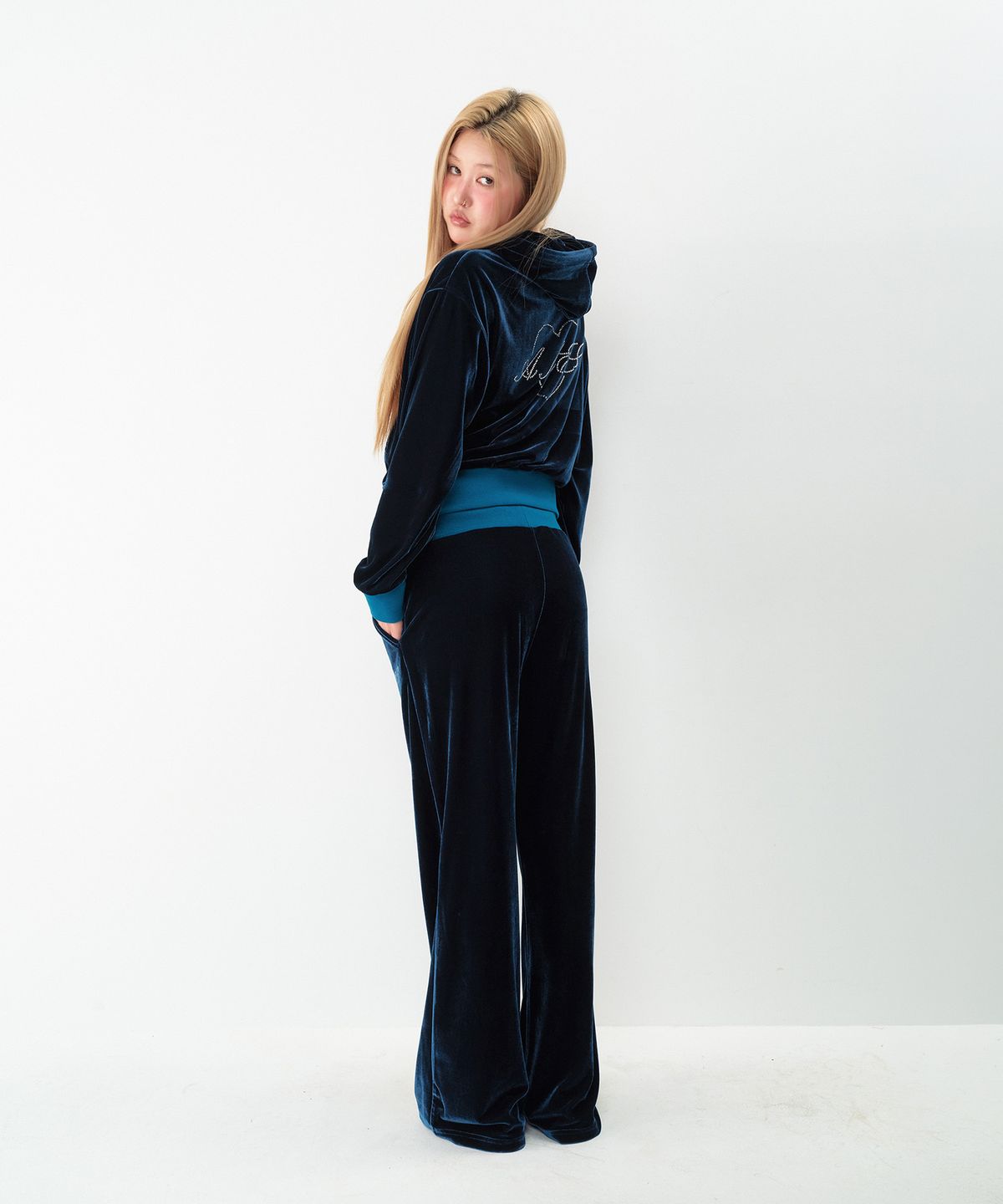 아메스 월드와이드(AMES-WORLDWIDE) HOTFIX VELOUR PANTS BLUE