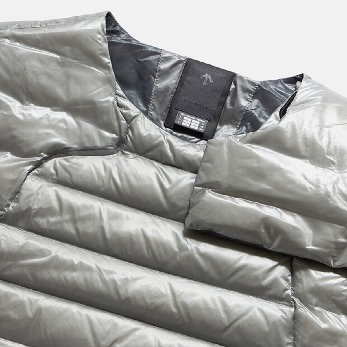 데상트(DESCENTE) [DESCENTE X EASTLOGUE] 어시메트릭 테크 다운 베스트 그레이 SR421HDVO1