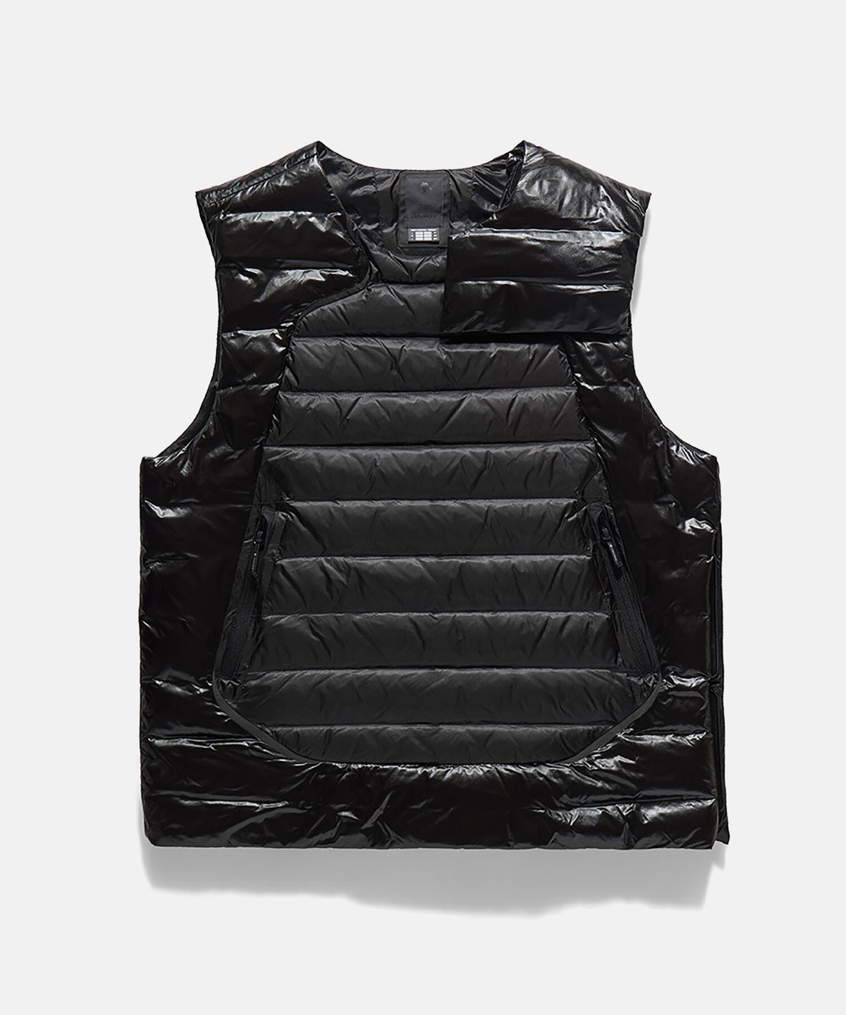데상트(DESCENTE) [DESCENTE X EASTLOGUE] 어시메트릭 테크 다운 베스트 블랙 SR421HDVO1
