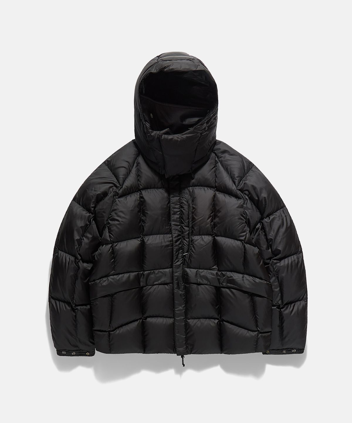 데상트(DESCENTE) [DESCENTE X EASTLOGUE] 몬테인 웨이브 푸퍼 다운 자켓 블랙 SR421HDJO1
