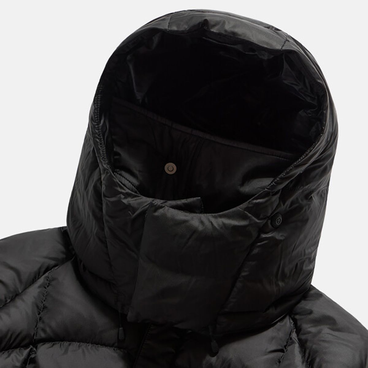 데상트(DESCENTE) [DESCENTE X EASTLOGUE] 몬테인 웨이브 푸퍼 다운 자켓 블랙 SR421HDJO1