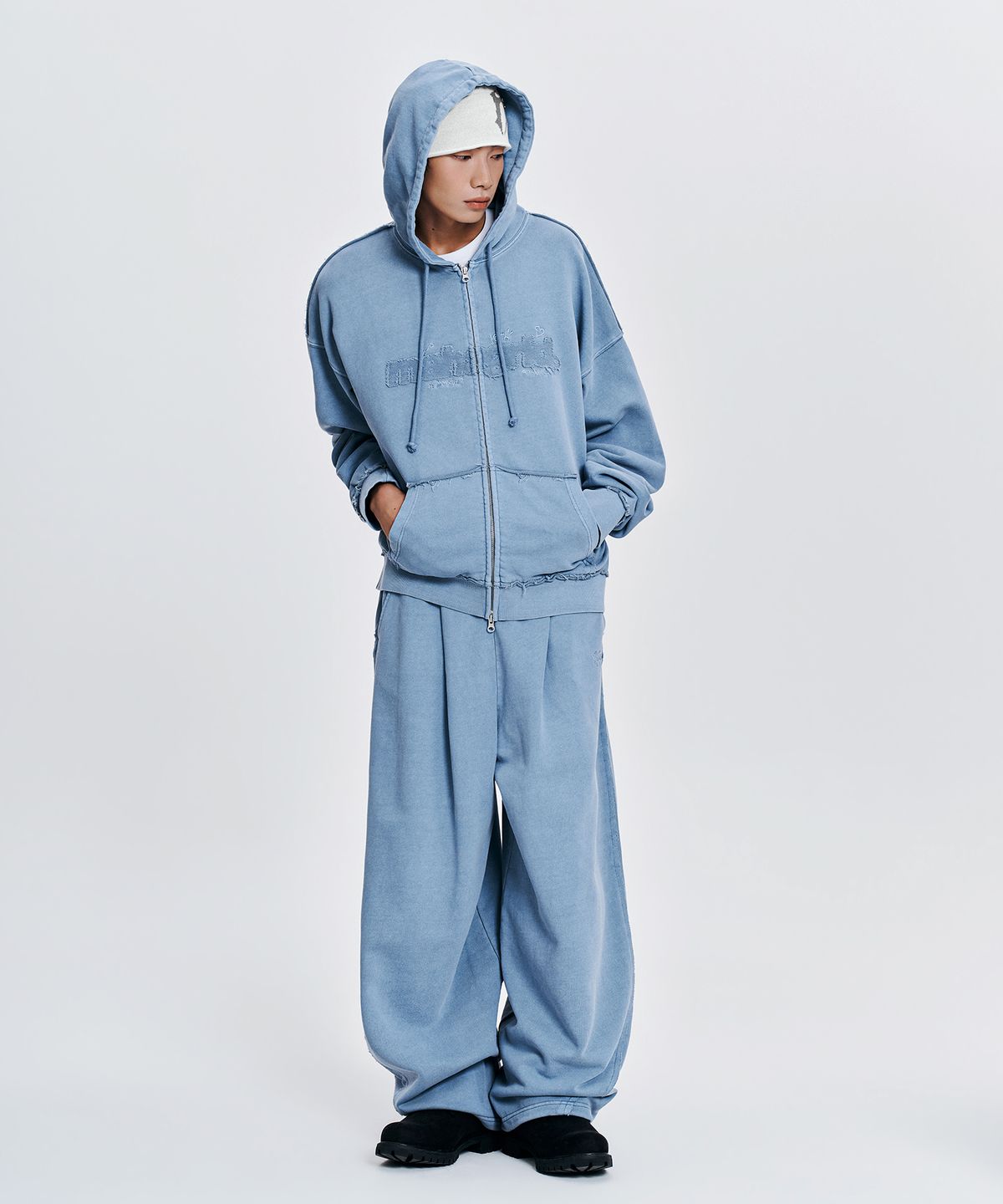 마하그리드(MAHAGRID) [10주년] BASIC LOGO PIGMENT SWEAT PANTS[BLUE]