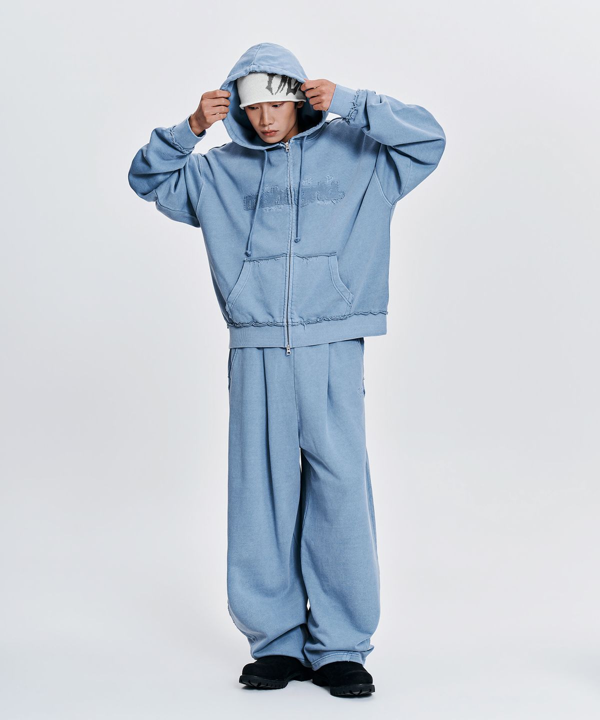 마하그리드(MAHAGRID) [10주년] BASIC LOGO PIGMENT SWEAT PANTS[BLUE]