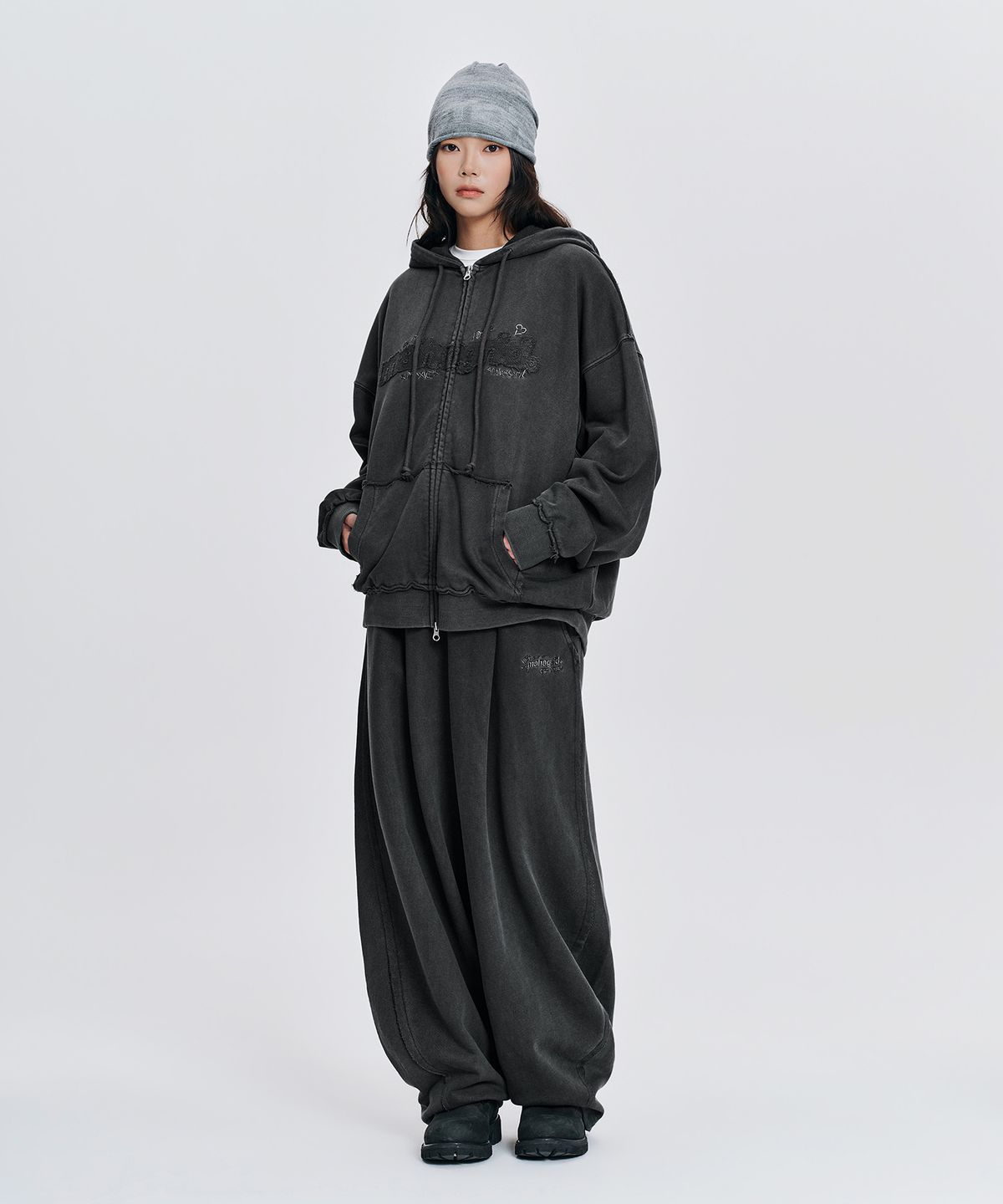 마하그리드(MAHAGRID) [10주년] BASIC LOGO PIGMENT SWEAT PANTS[CHARCOAL]