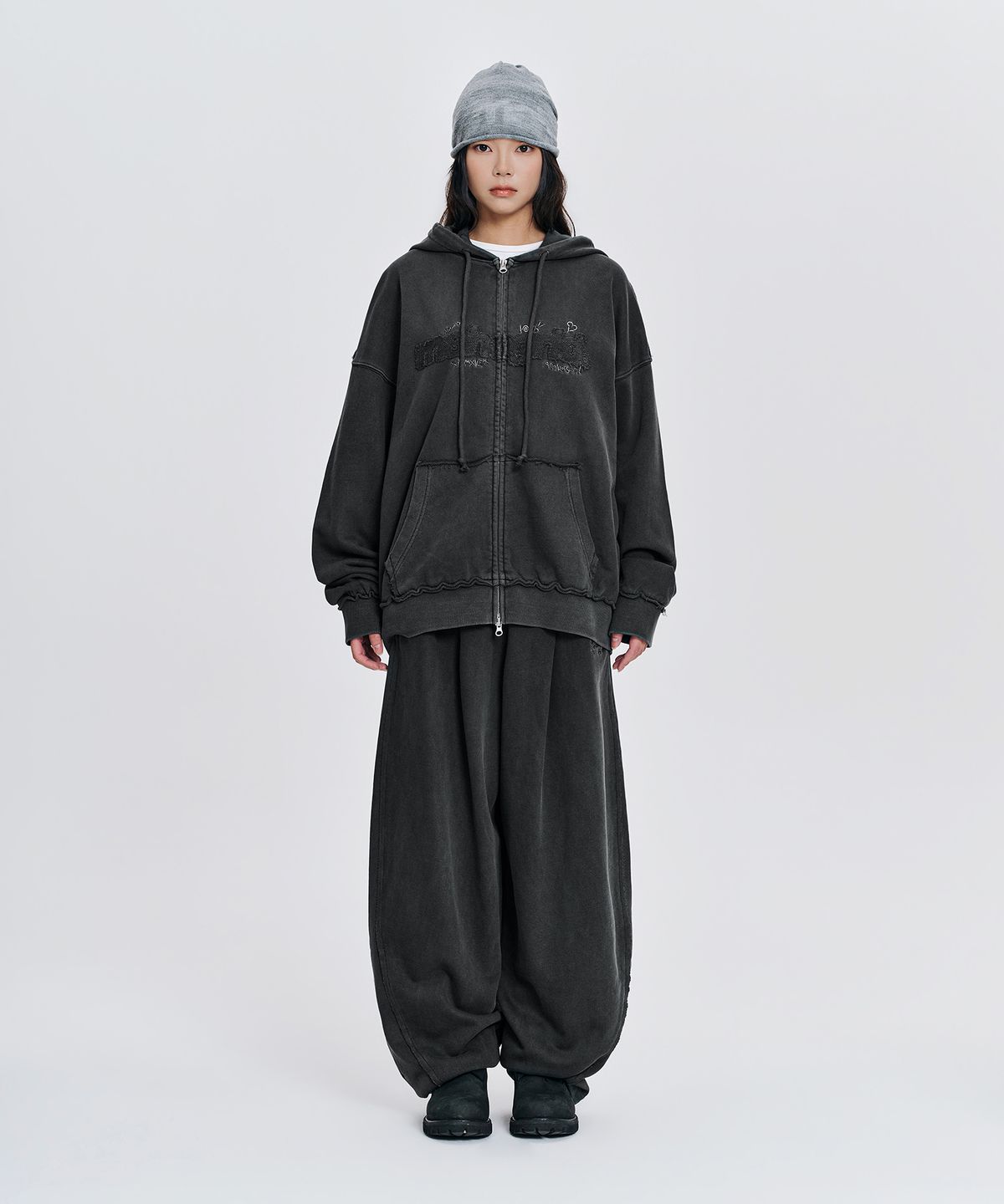마하그리드(MAHAGRID) [10주년] BASIC LOGO PIGMENT SWEAT PANTS[CHARCOAL]