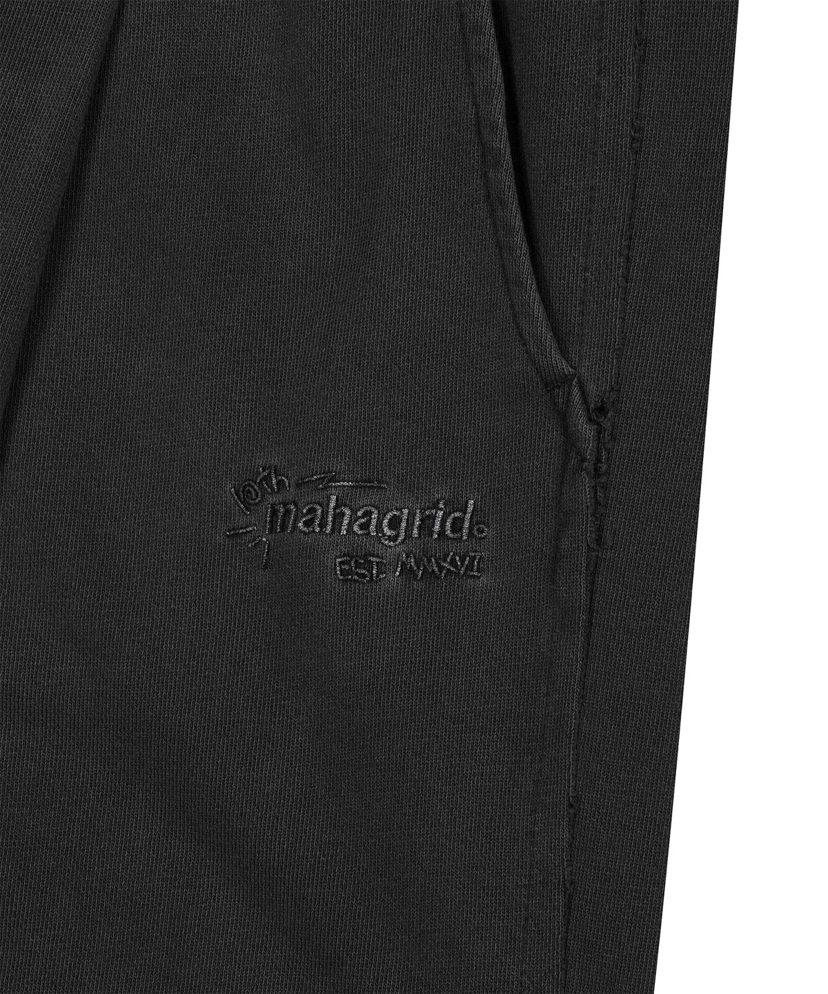 마하그리드(MAHAGRID) [10주년] BASIC LOGO PIGMENT SWEAT PANTS[CHARCOAL]