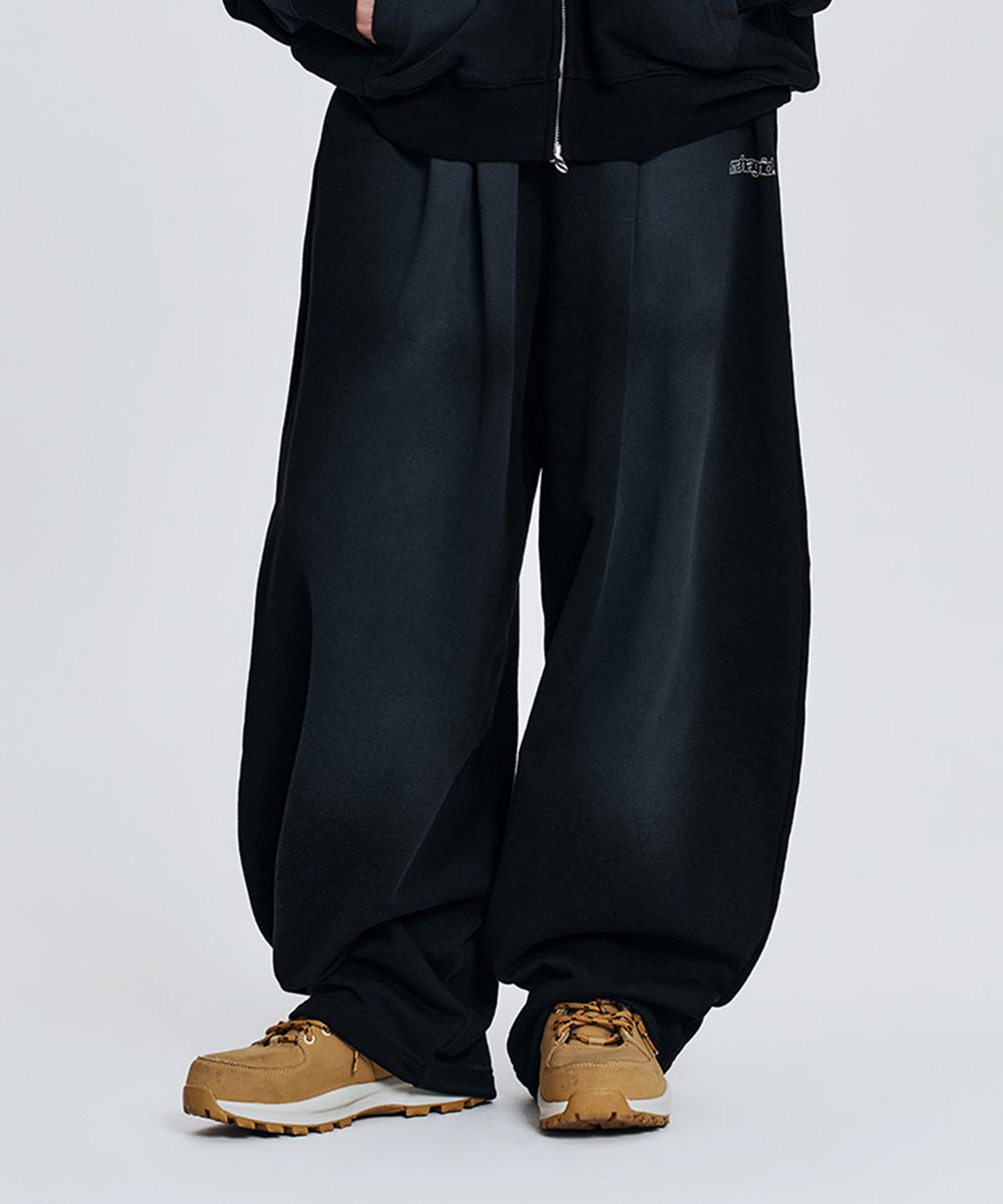 마하그리드(MAHAGRID) [10주년] WASHED 10TH THIRD LOGO BALLOON SWEAT PANTS 2colors
