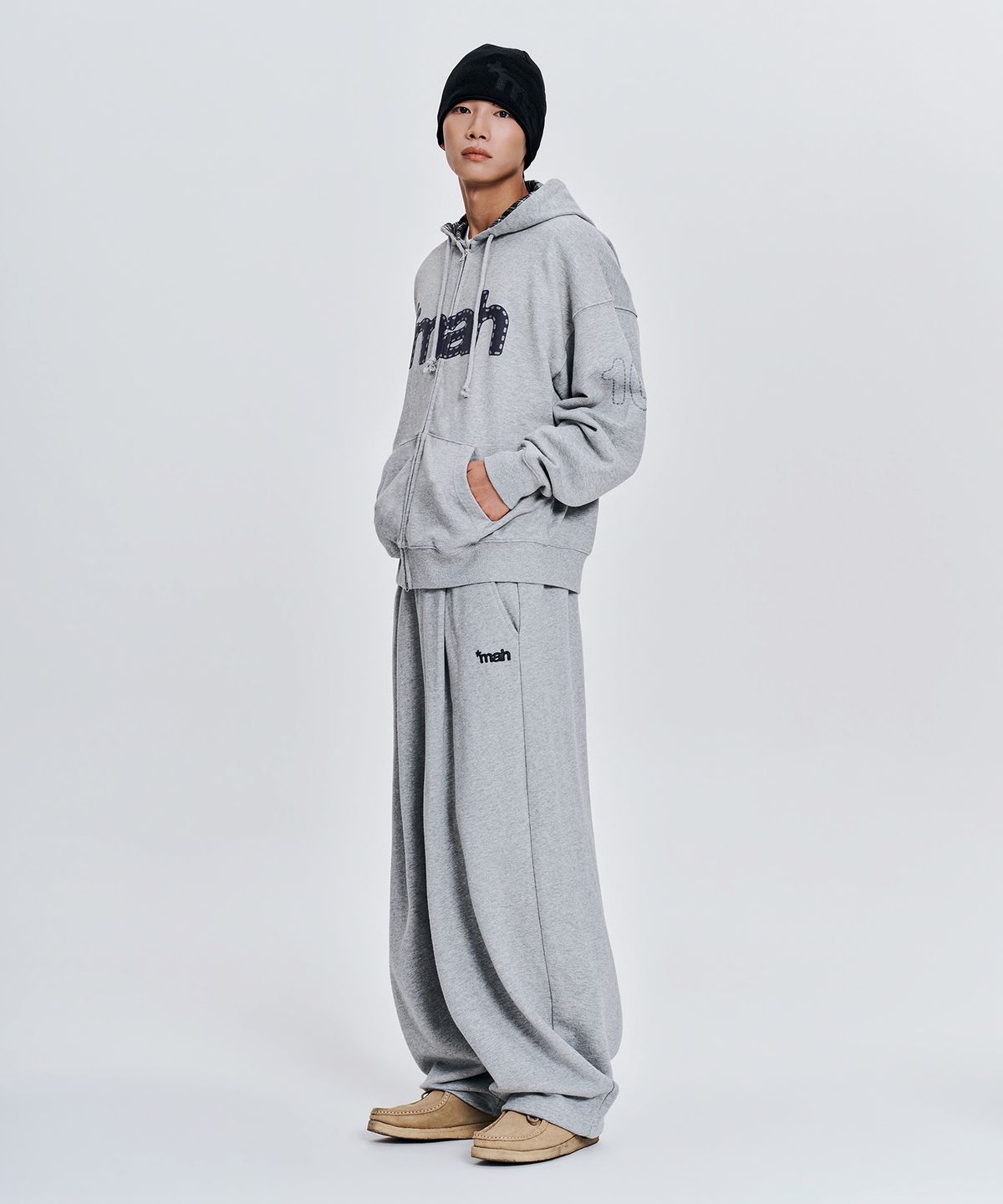 마하그리드(MAHAGRID) [10주년] mah LOGO CHECK SWEAT PANTS[GREY]
