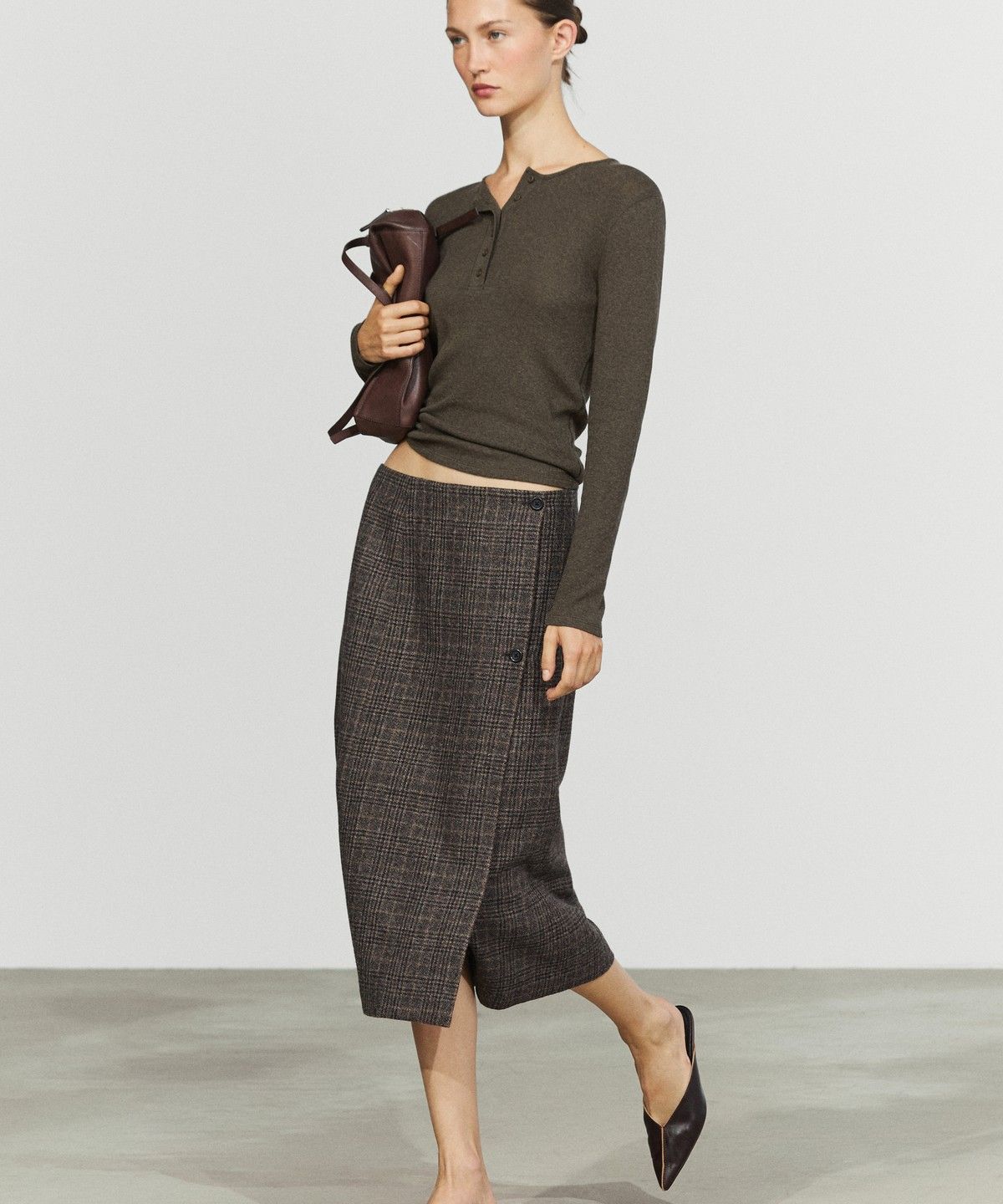 마시모두띠(MASSIMO DUTTI) 스웨이드 버튼 디테일 랩 미디 스커트