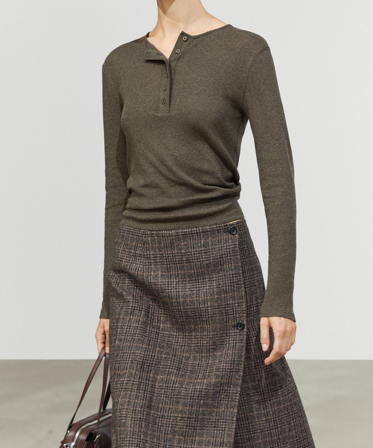 마시모두띠(MASSIMO DUTTI) 스웨이드 버튼 디테일 랩 미디 스커트