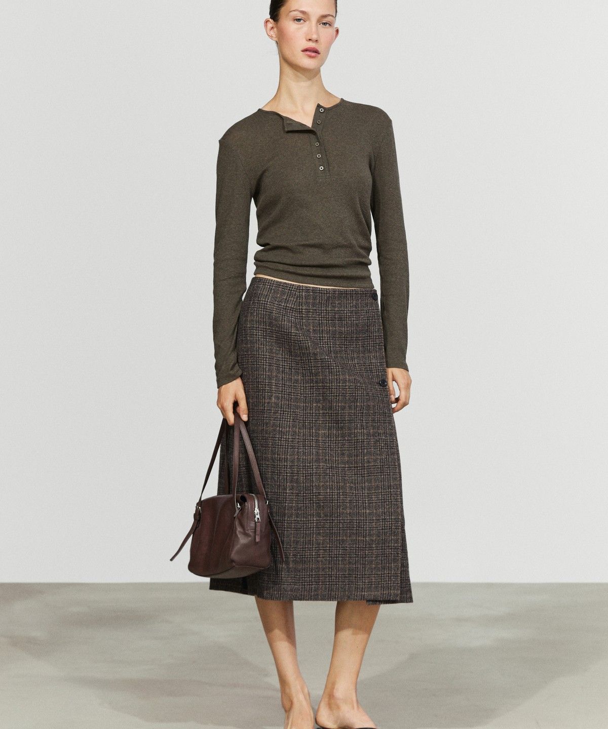 마시모두띠(MASSIMO DUTTI) 스웨이드 버튼 디테일 랩 미디 스커트
