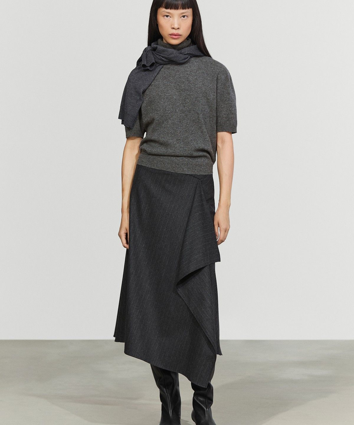 마시모두띠(MASSIMO DUTTI) EVA 스웨이드 핀스트라이프 랩 미디 스커트