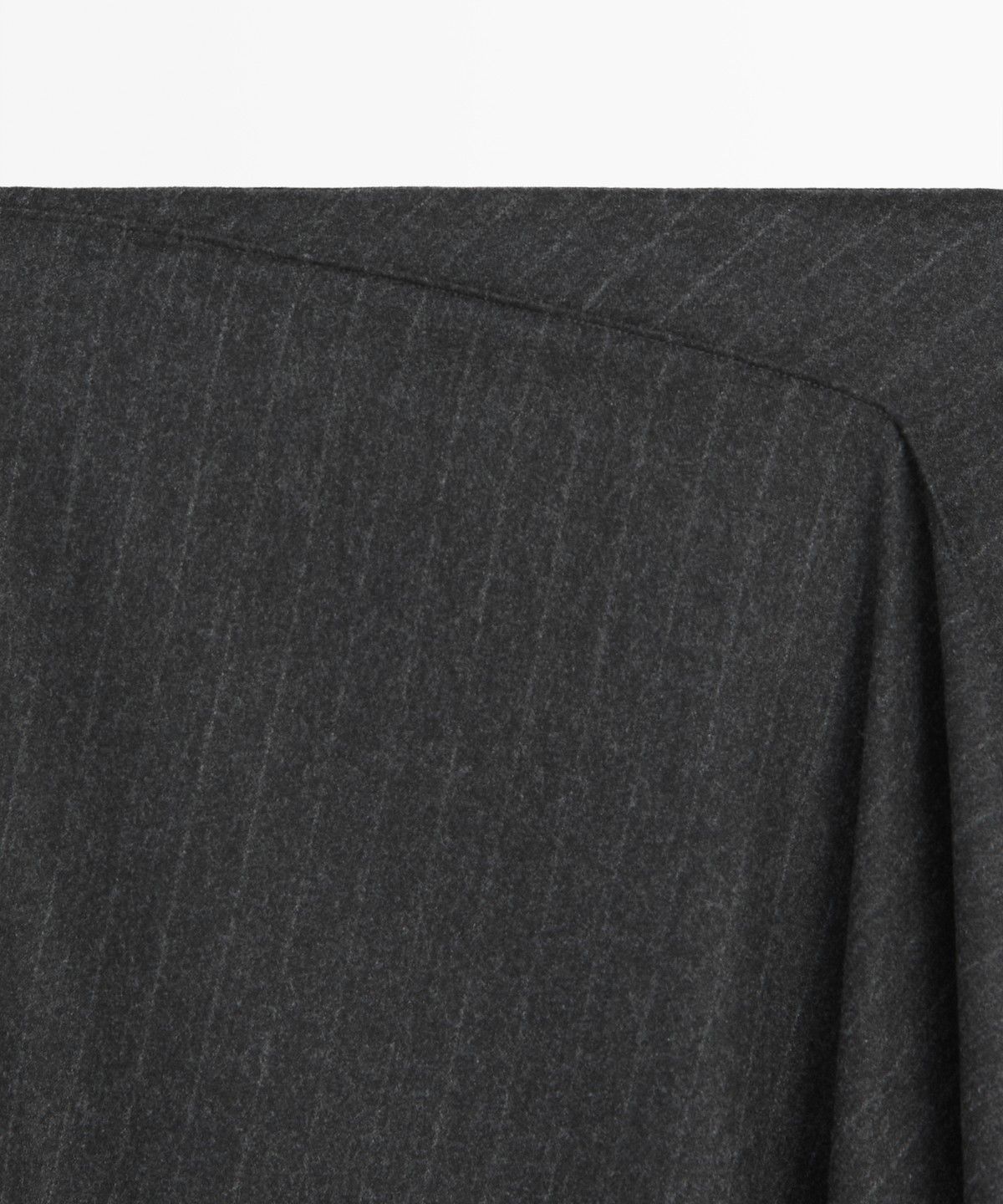 마시모두띠(MASSIMO DUTTI) EVA 스웨이드 핀스트라이프 랩 미디 스커트