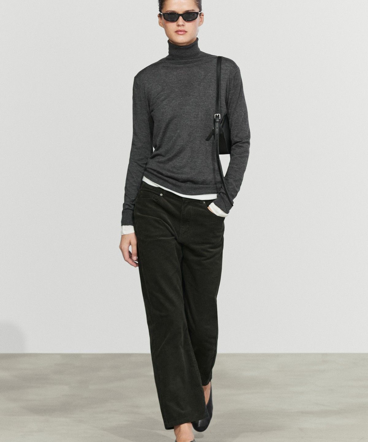 마시모두띠(MASSIMO DUTTI) 플레어 핏 마이크로 코듀로이 팬츠