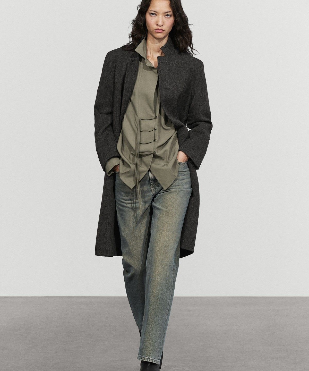 마시모두띠(MASSIMO DUTTI) 버튼 디테일 플루이드 셔츠
