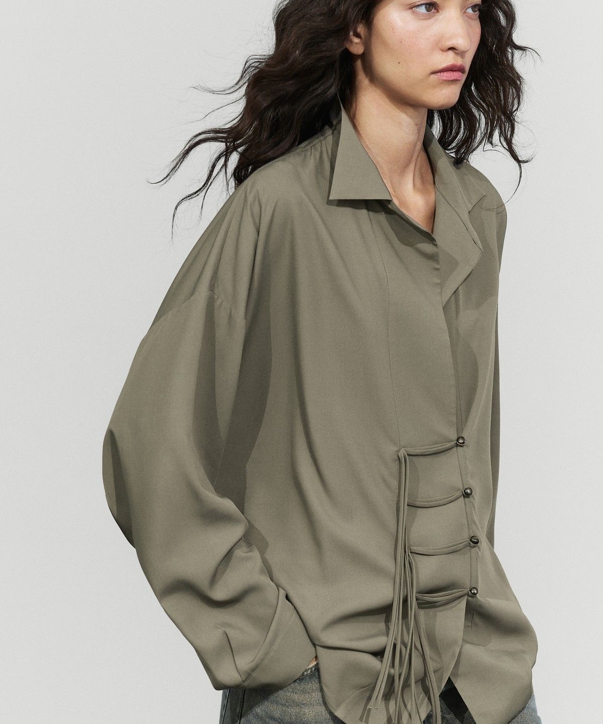 마시모두띠(MASSIMO DUTTI) 버튼 디테일 플루이드 셔츠