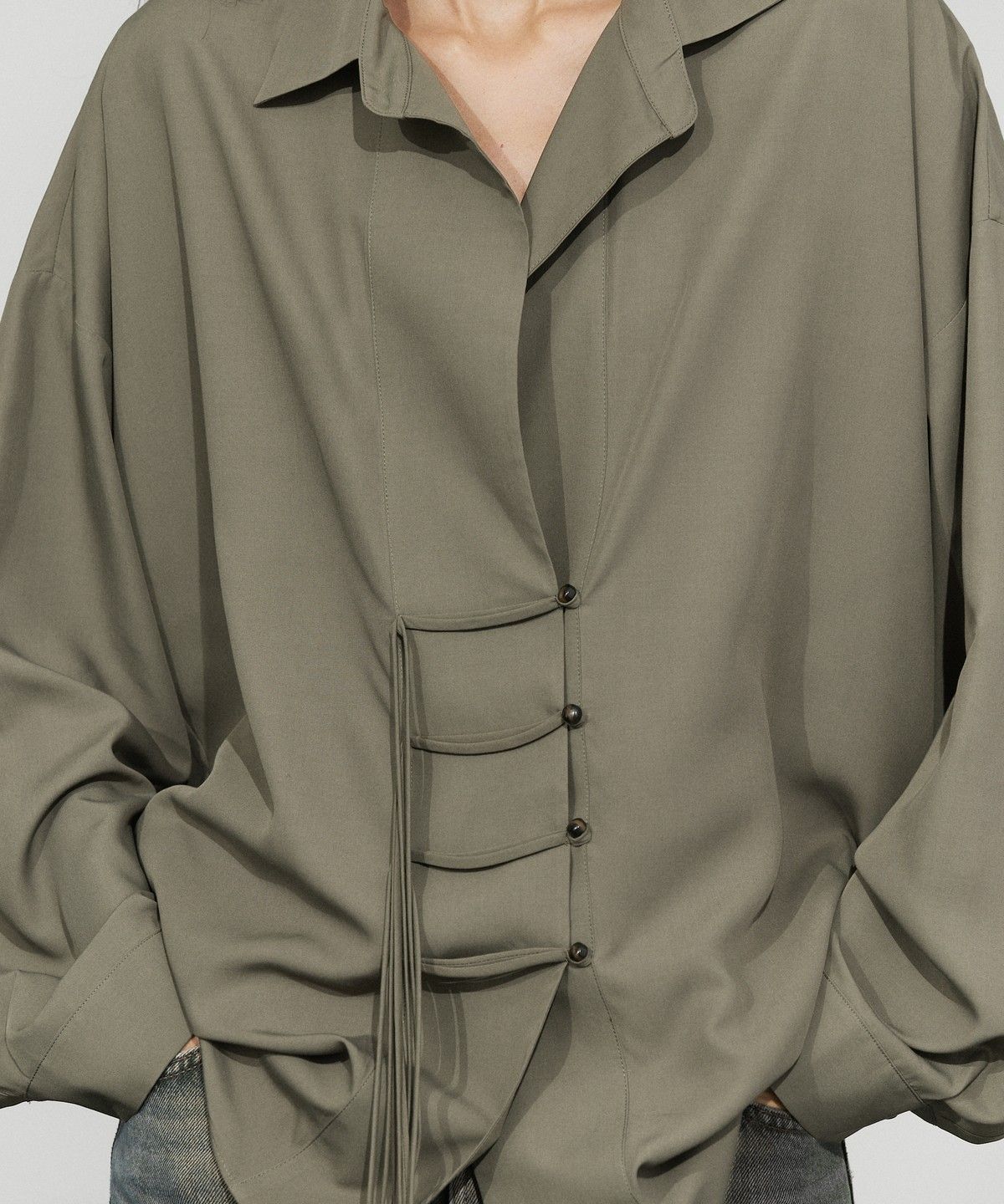 마시모두띠(MASSIMO DUTTI) 버튼 디테일 플루이드 셔츠