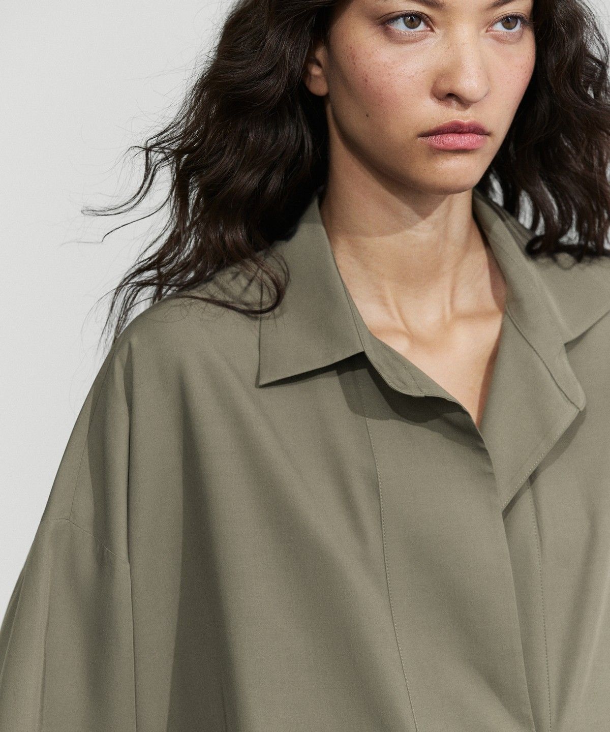 마시모두띠(MASSIMO DUTTI) 버튼 디테일 플루이드 셔츠