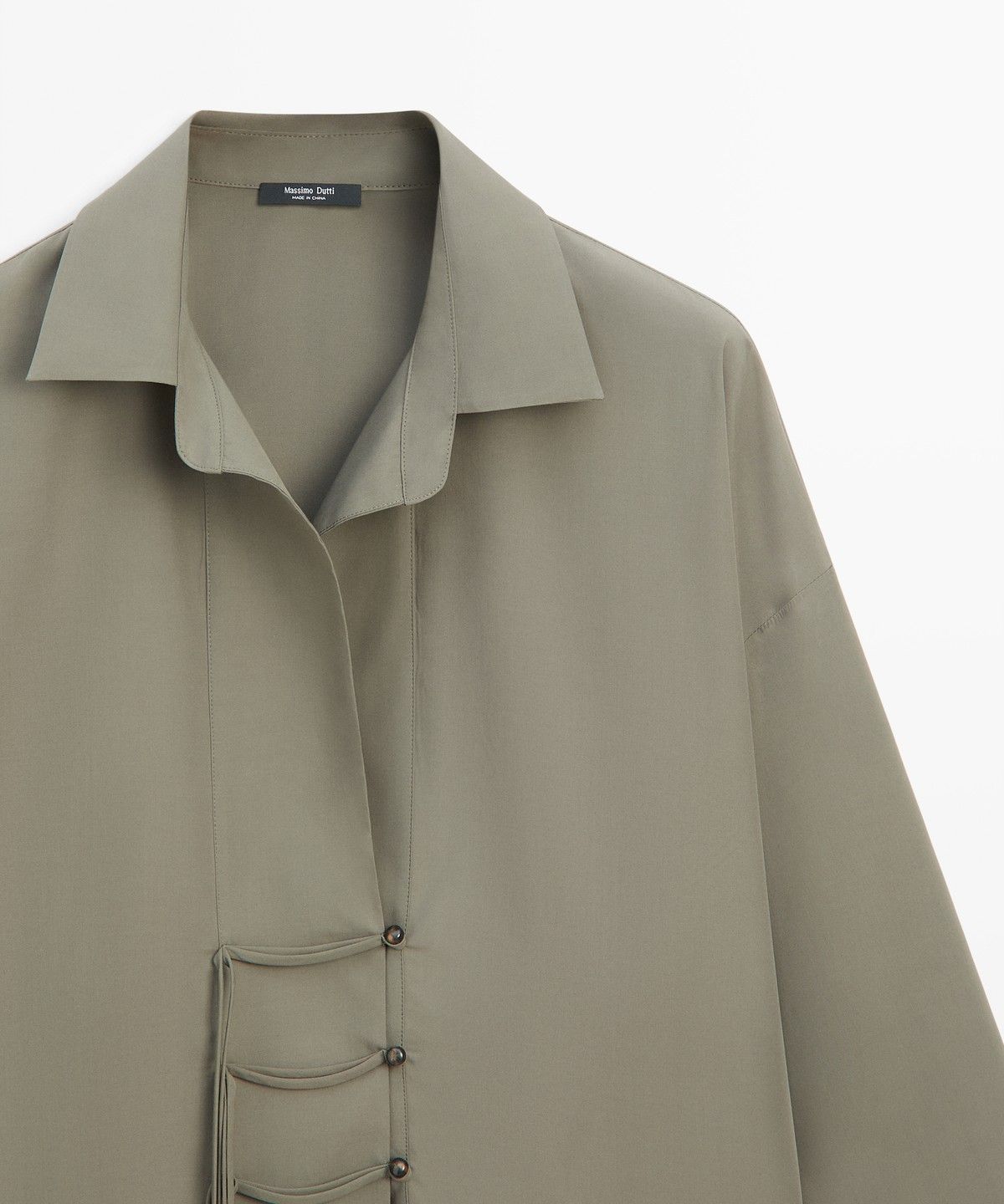 마시모두띠(MASSIMO DUTTI) 버튼 디테일 플루이드 셔츠