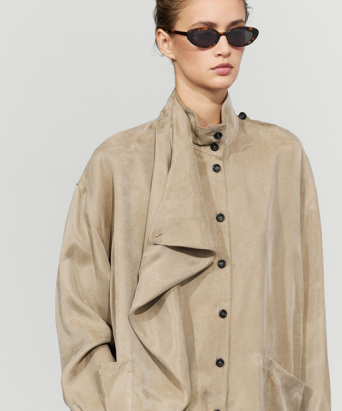 마시모두띠(MASSIMO DUTTI) 랩 스타일 하이넥 디테일 셔츠