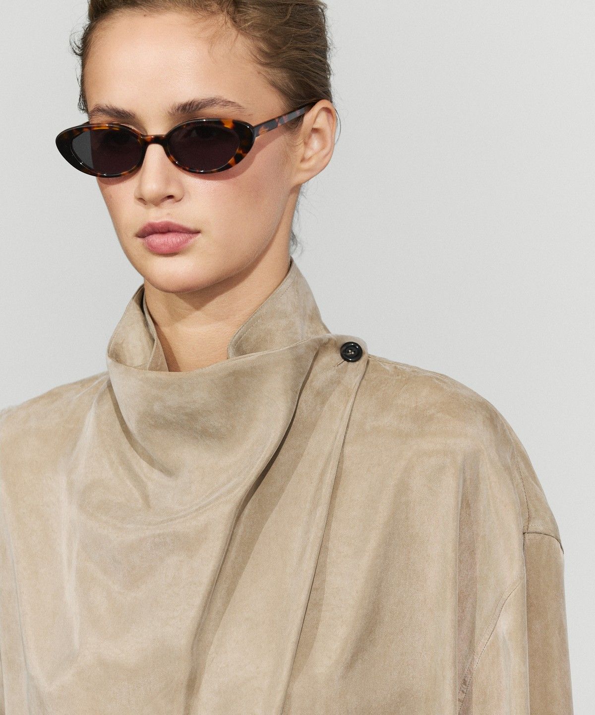 마시모두띠(MASSIMO DUTTI) 랩 스타일 하이넥 디테일 셔츠