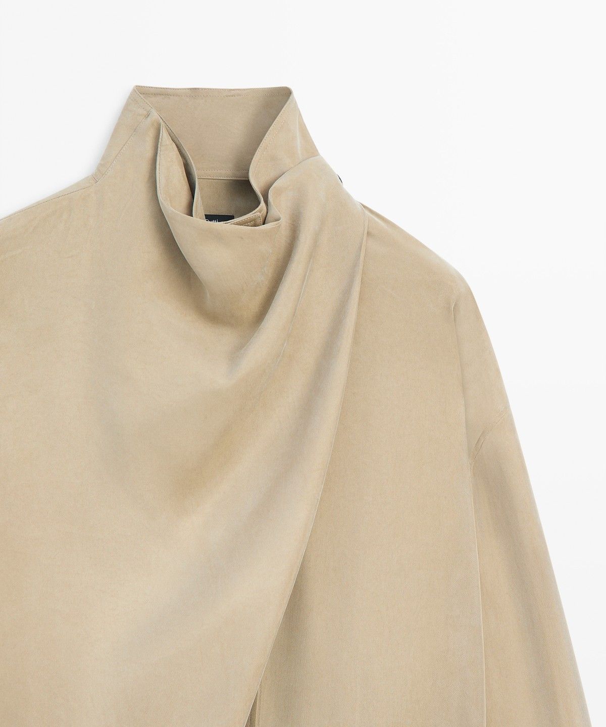 마시모두띠(MASSIMO DUTTI) 랩 스타일 하이넥 디테일 셔츠