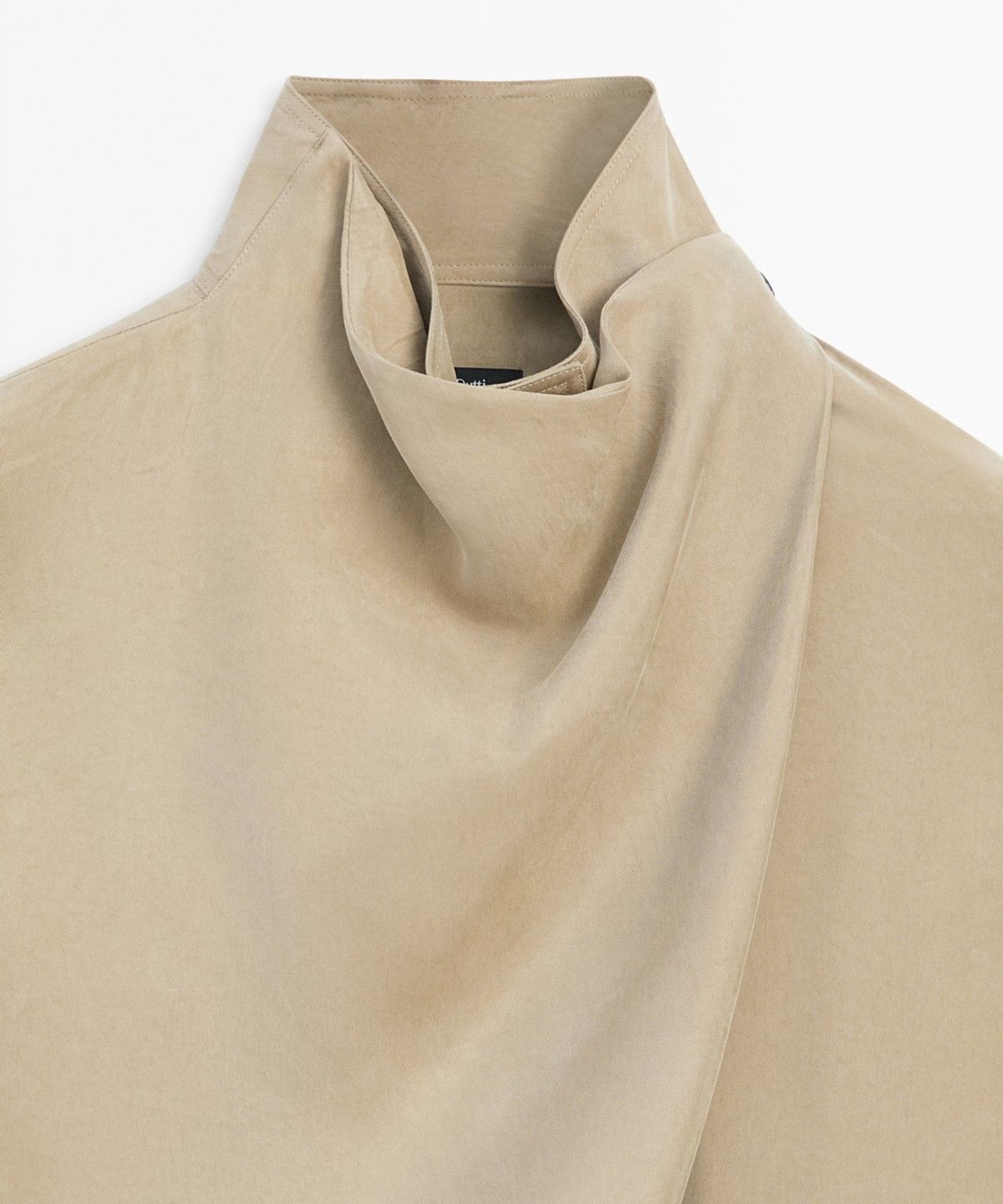 마시모두띠(MASSIMO DUTTI) 랩 스타일 하이넥 디테일 셔츠