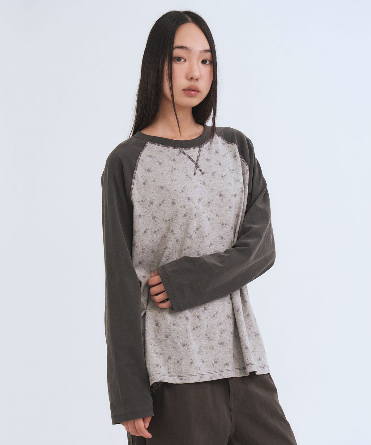 오피쉬(OAFISH) Floral Logo Raglan Long Sleeve, Charcoal