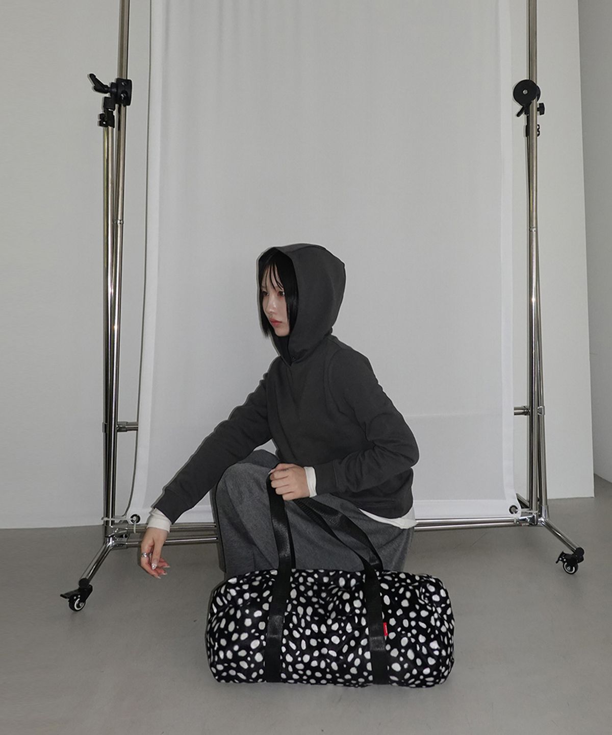 키미미(KIMIMI) 카우 스팟 볼링백 블랙