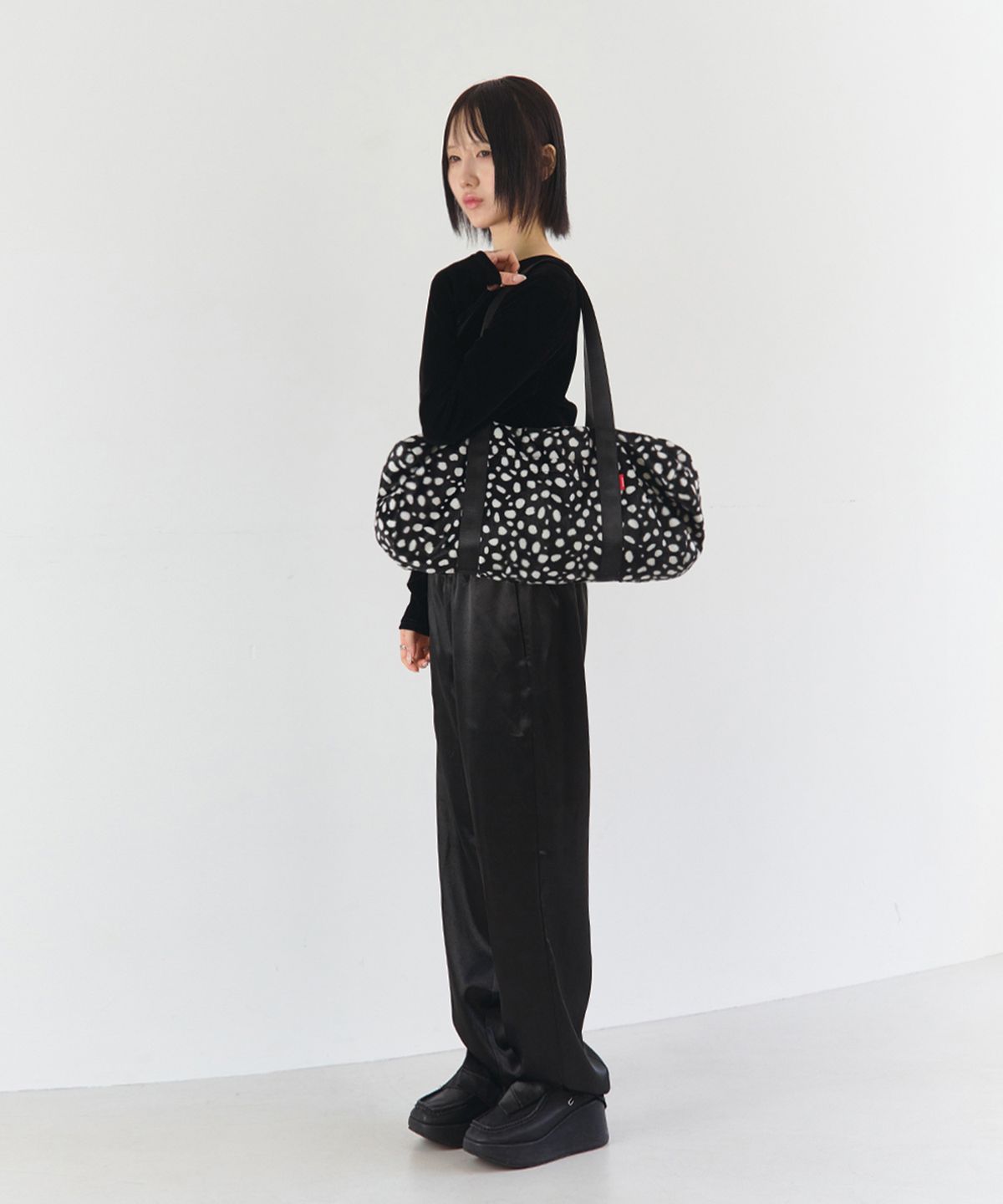 키미미(KIMIMI) 카우 스팟 볼링백 블랙