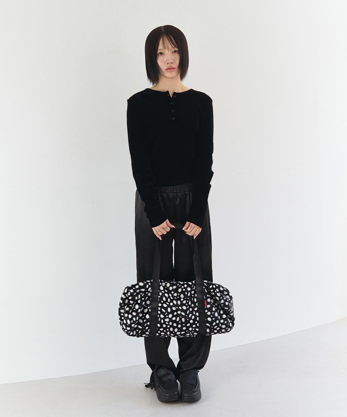 키미미(KIMIMI) 카우 스팟 볼링백 블랙