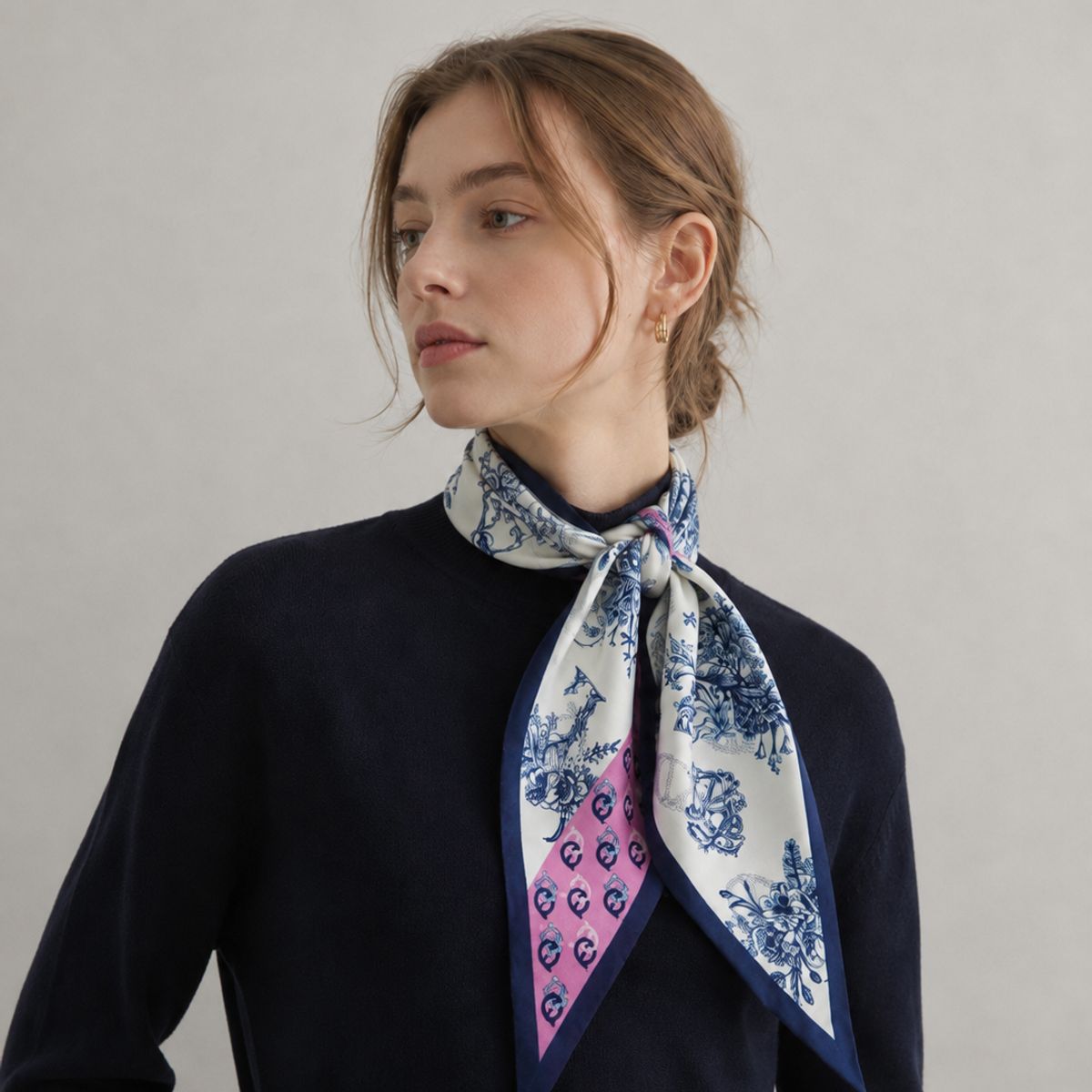 루이까또즈스카프(LOUIS QUATORZE SCARF) 그래비티 울실크 마름모 스카프 1GSD100