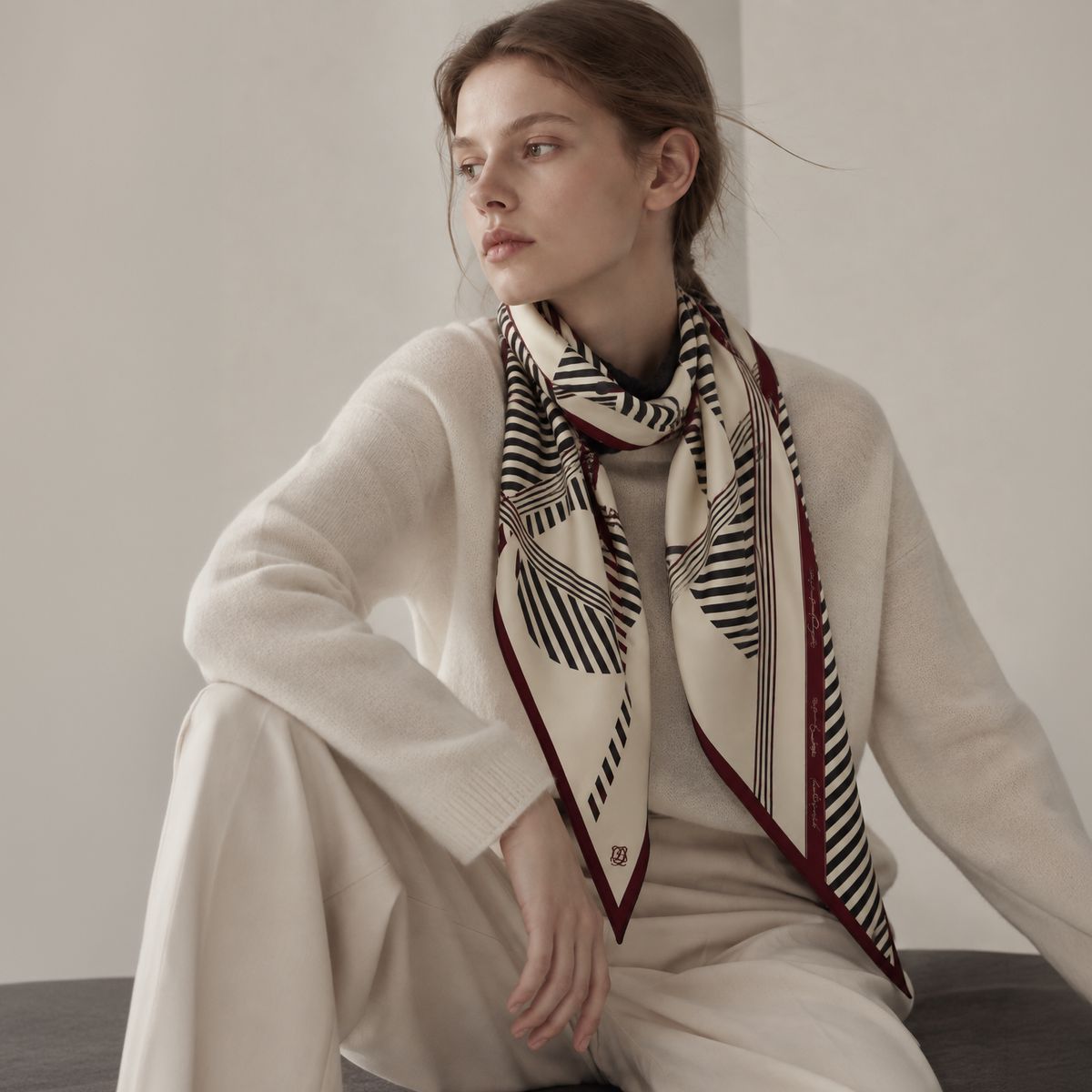 루이까또즈스카프(LOUIS QUATORZE SCARF) 트라세마름모 울실크 스카프 1GSD158