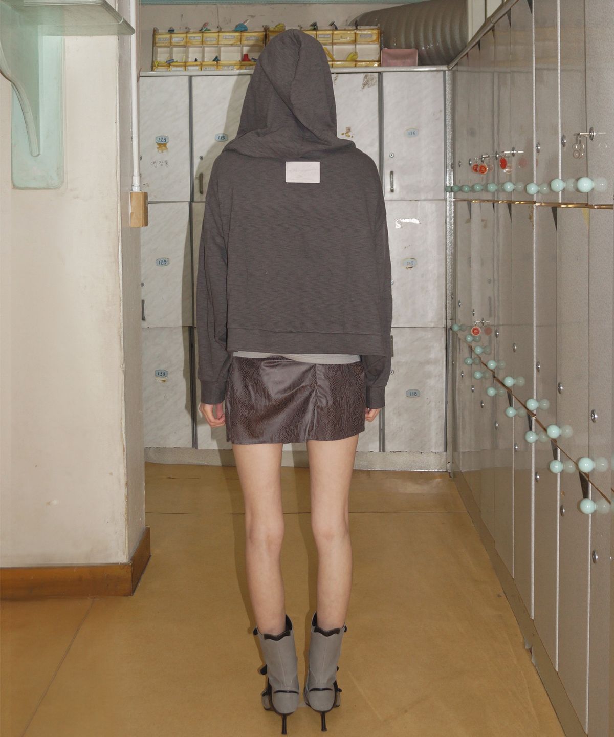 뮤즈뮤지엄(MUSEMUSEUM) Draped Hood Jacket - Charcoal