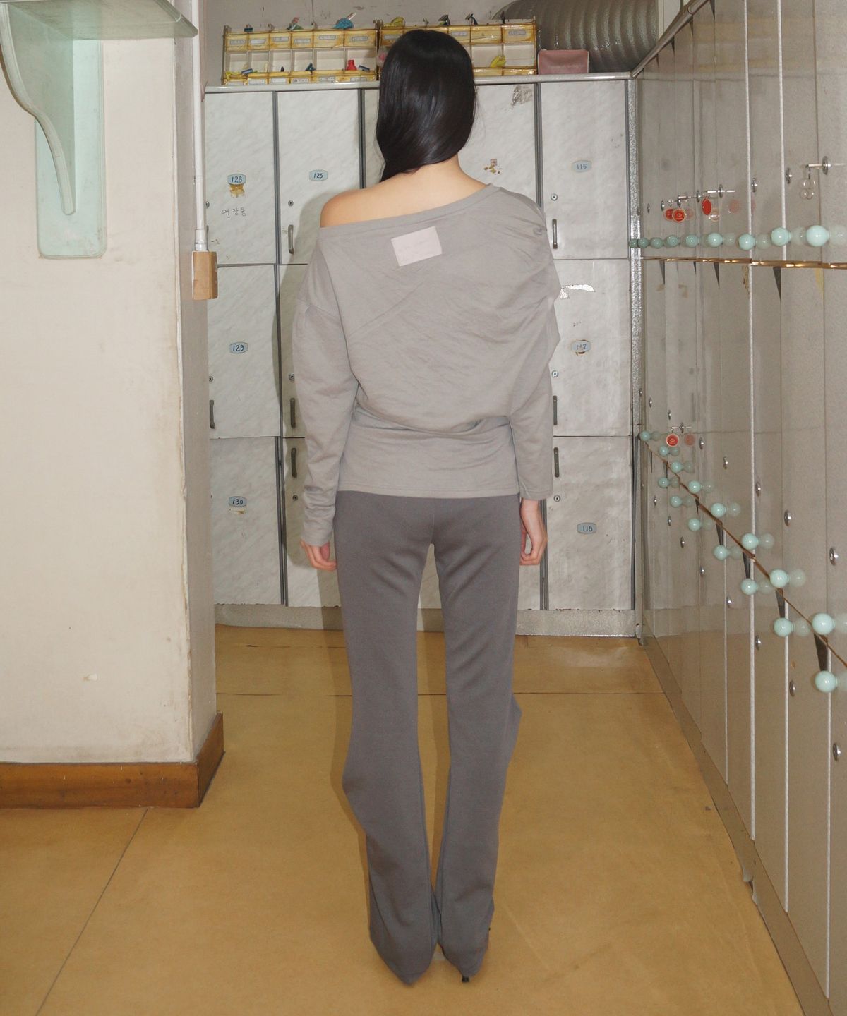 뮤즈뮤지엄(MUSEMUSEUM) Off-Shoulder Tuck Draped T-Shirt - Beige