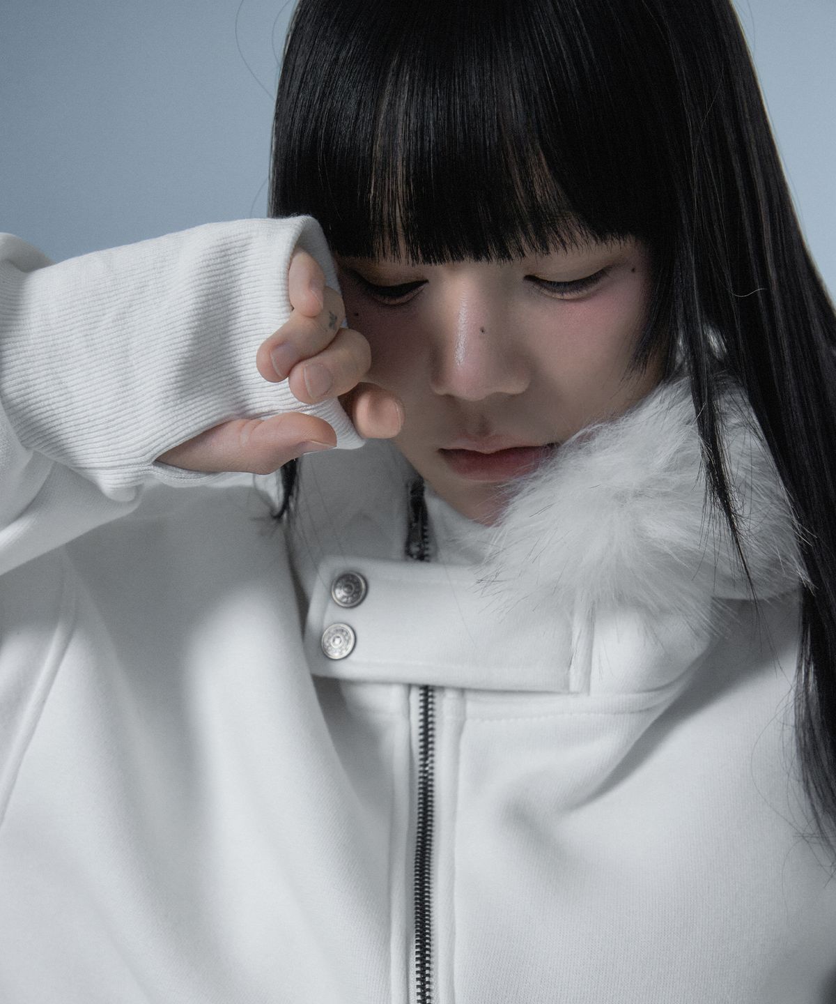 루프(LOOXP) 사선 하이넥 퍼 트리밍 오버핏 후드집업 아이보리