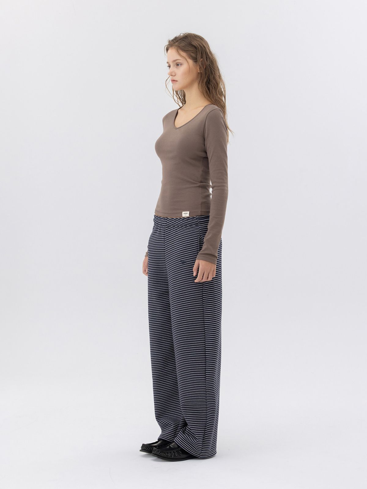 글로니(GLOWNY) G CHARM V-NECK LONG SLEEVE (MOCHA)