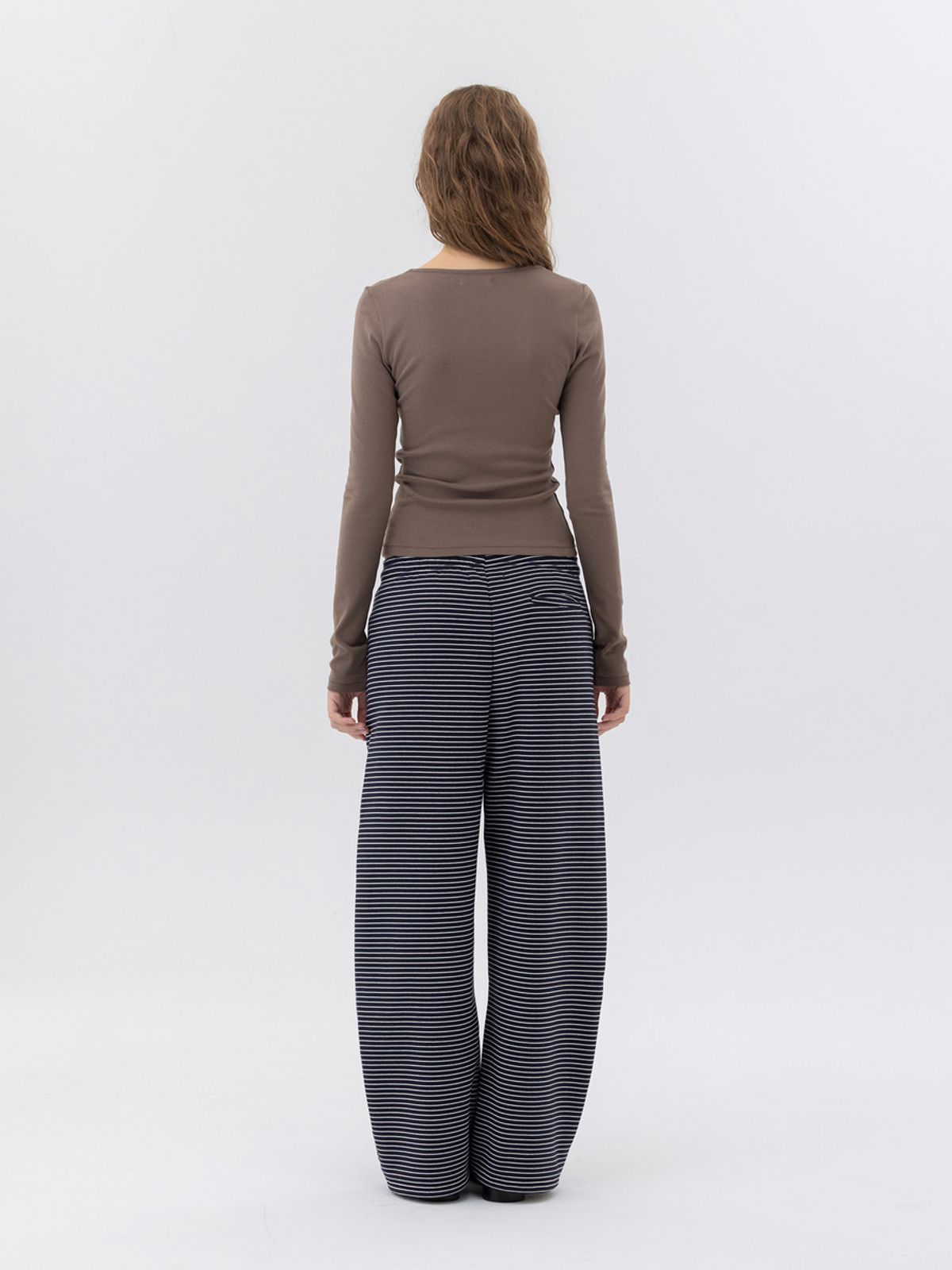 글로니(GLOWNY) G CHARM V-NECK LONG SLEEVE (MOCHA)