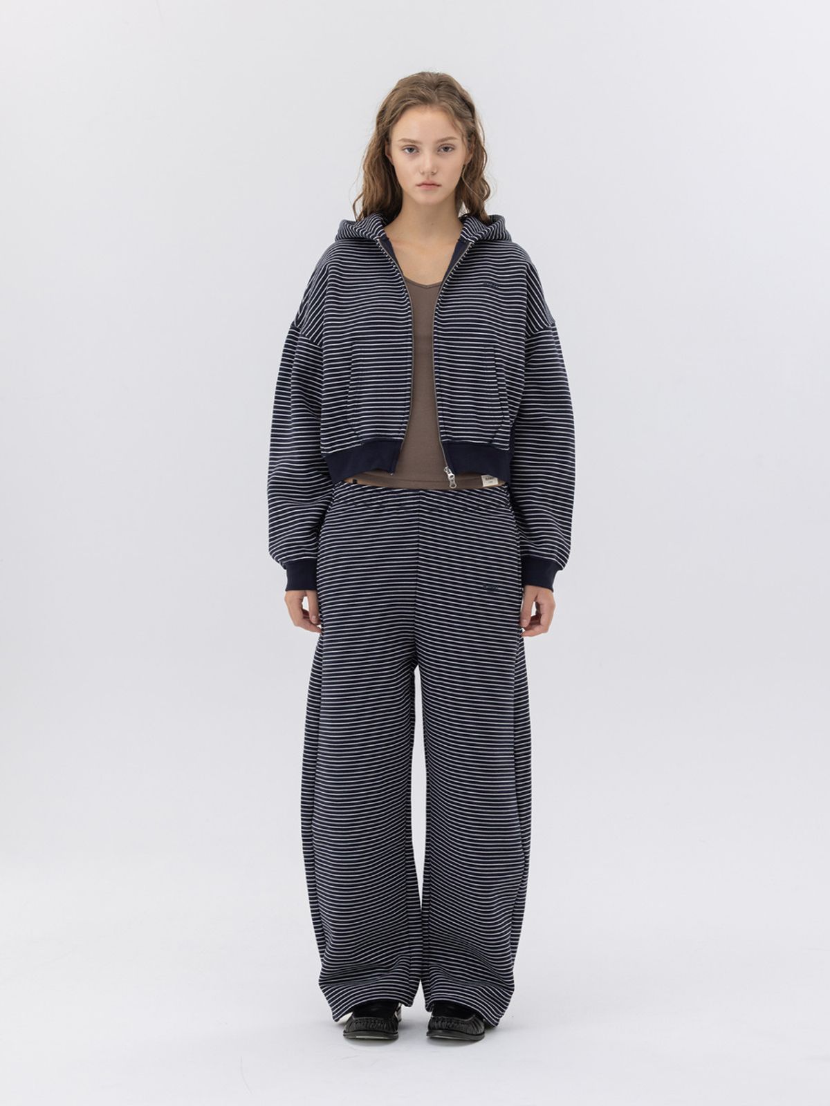글로니(GLOWNY) G CHARM V-NECK LONG SLEEVE (MOCHA)