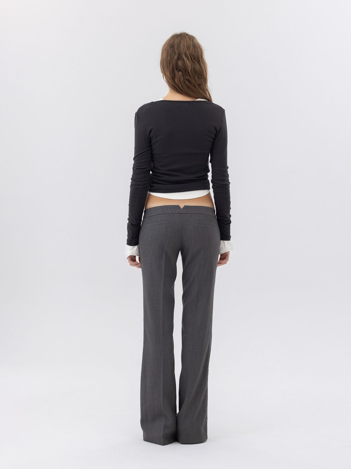 글로니(GLOWNY) G CHARM V-NECK LONG SLEEVE (CHARCOAL)